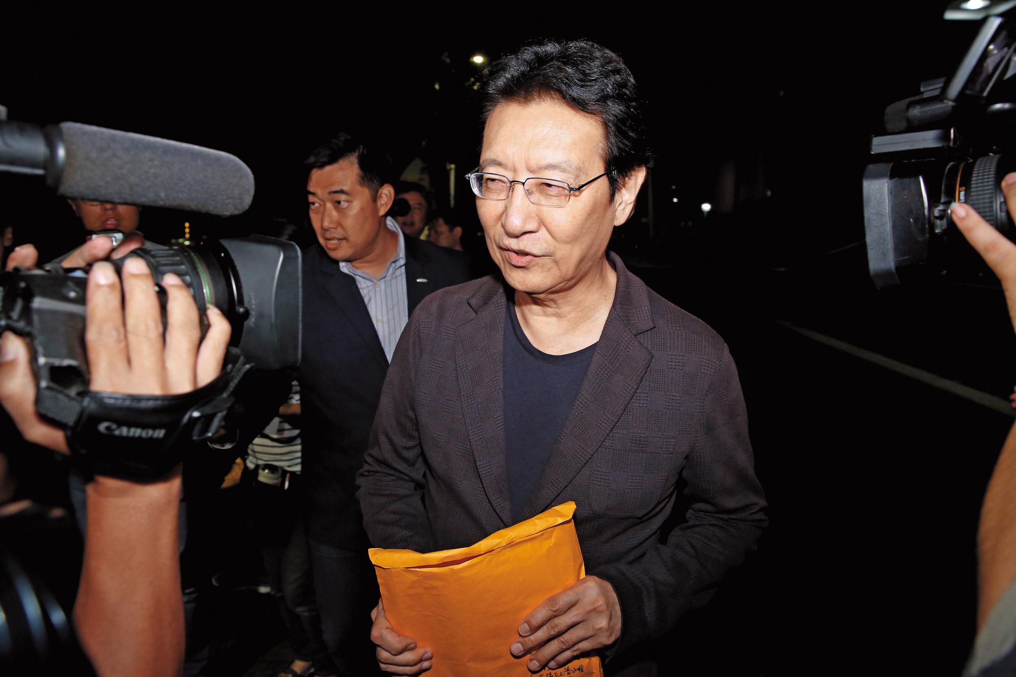 名嘴趙少康被質疑用中廣盈餘付給國民黨價金，形同自己買自己，檢方懷疑其中涉及背信罪。