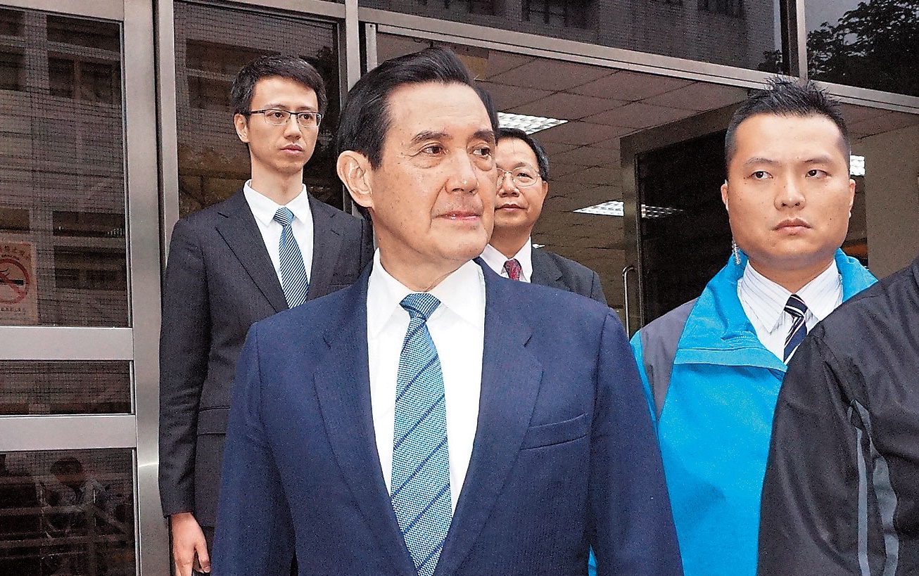 馬英九質疑北檢偏頗，一路步行到高檢署及最高檢，要求將三中案移轉管轄。