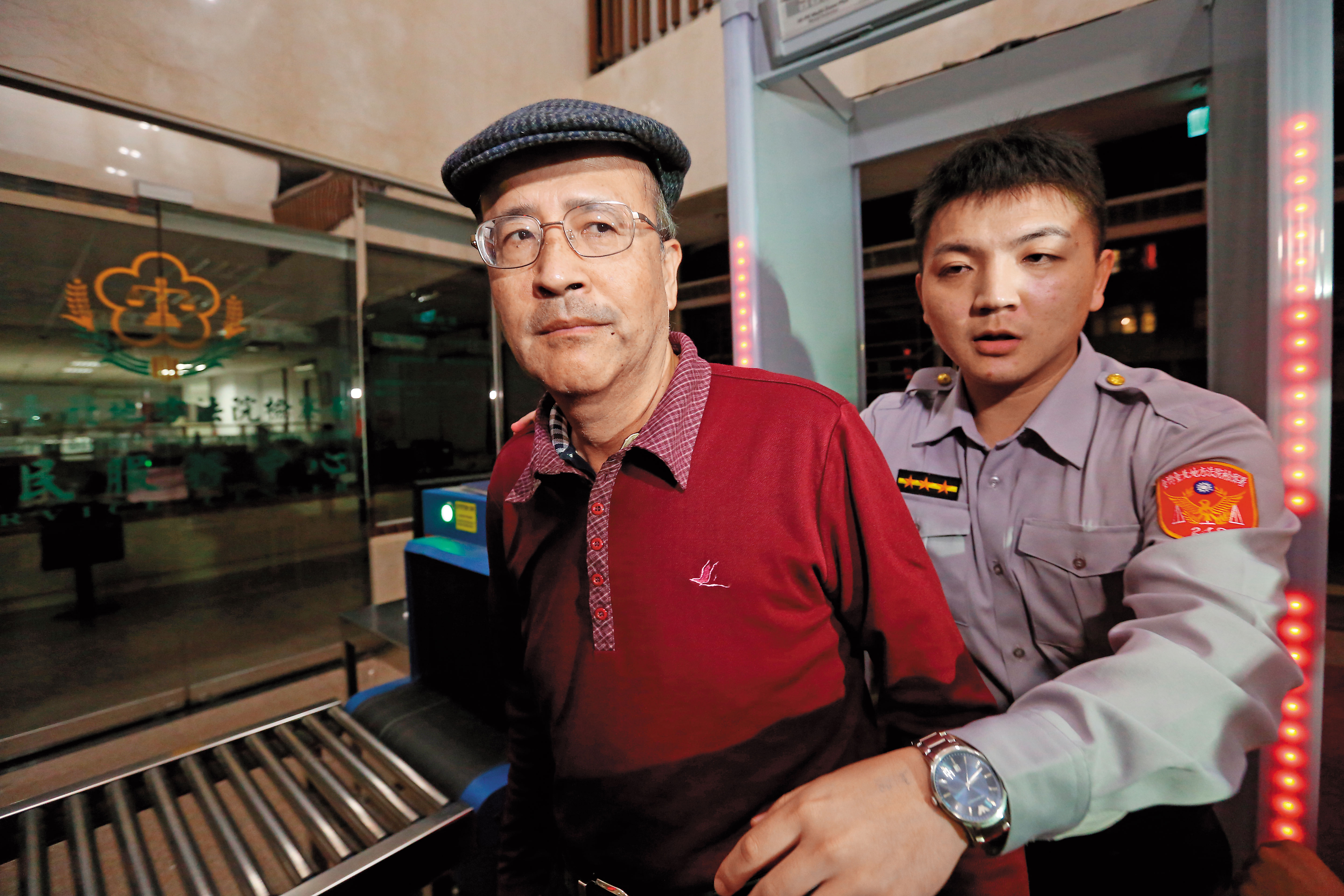 汪海清（左）深怕賤賣三中成為代罪羔羊，交易過程中，幾乎都錄音自保，成為扳倒馬英九的關鍵。