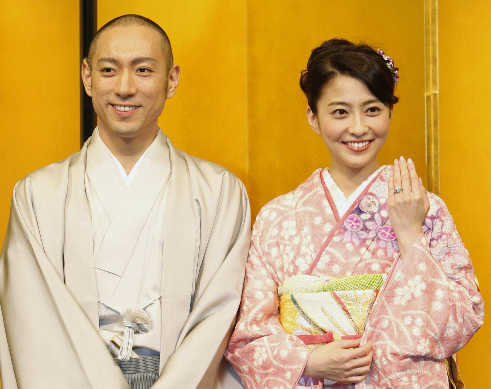 日本抗癌女主播小林麻央過世，她的名字成為日本谷歌急升第一名的熱搜詞。圖為2010年1月29日她與著名歌舞伎演員市川海老藏召開記者會宣布婚約。（東方IC）