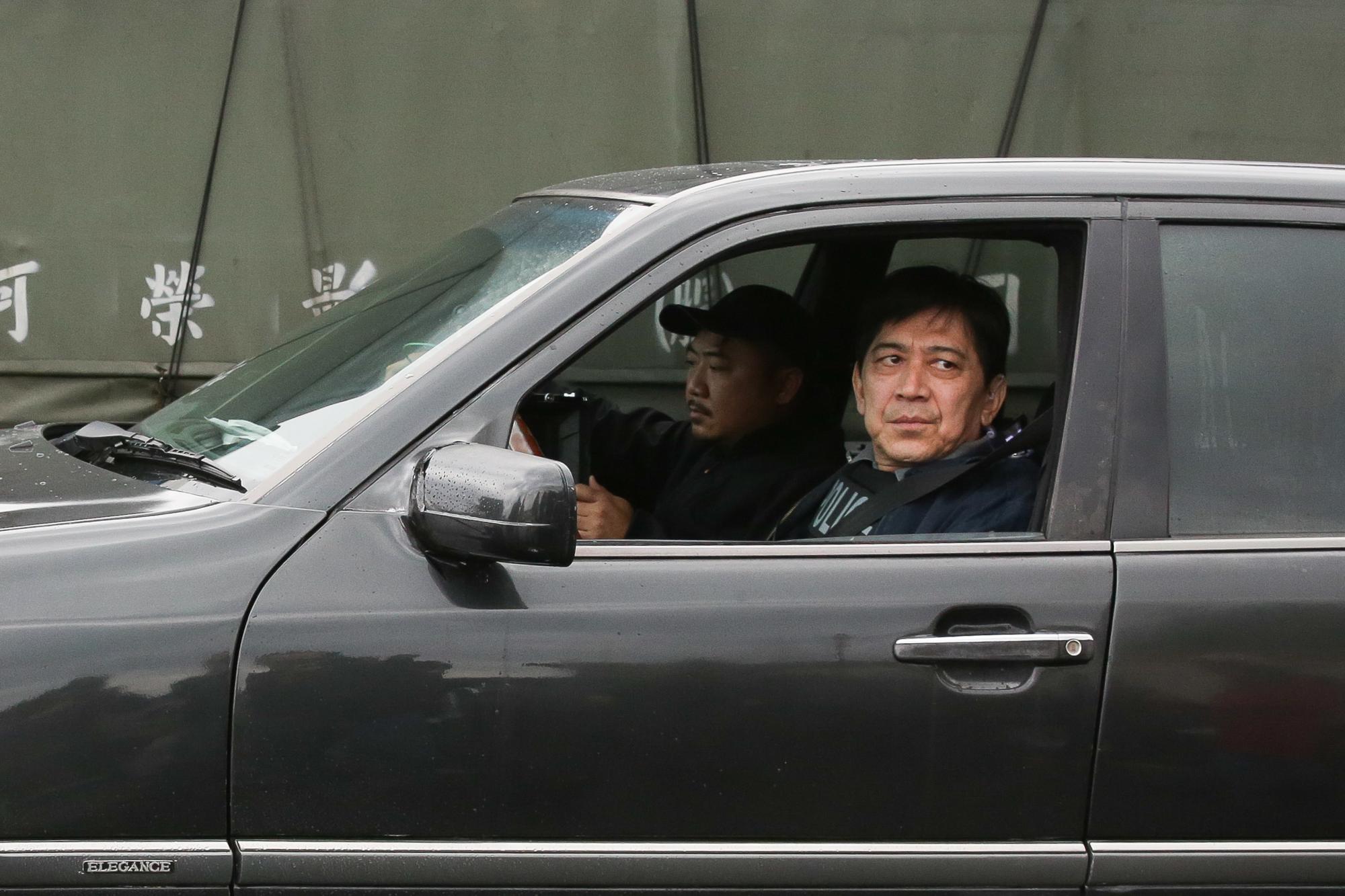 飾演警官的高捷率領車隊前往追捕吳慷仁等人,面對天雨路滑又要演戲,還有呼嘯而過的大卡車,他表示「我可以搞定,沒問題!」