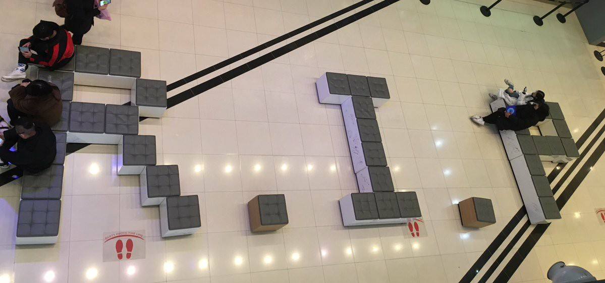 SM Town商場將椅子排成R.I.P，追思鐘鉉。（網路圖片）