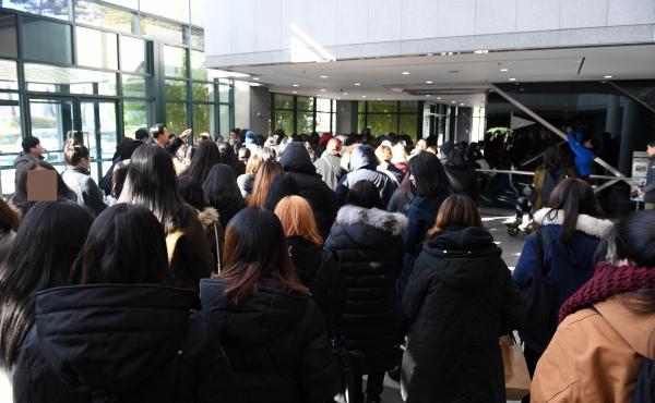上萬名粉絲湧入峨山醫院殯儀館,向鐘鉉說聲:你辛苦了。(網路圖片)