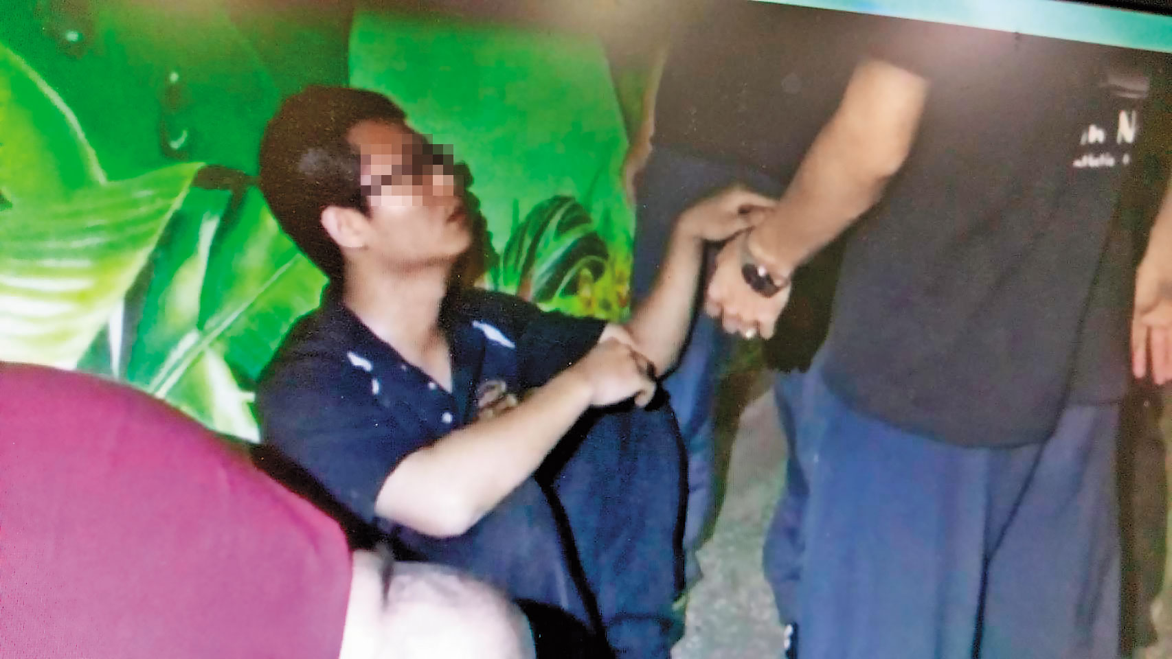 邱嫌拿著騙來的裸照，威脅少女意圖性侵，被埋伏警方以現行犯逮捕。