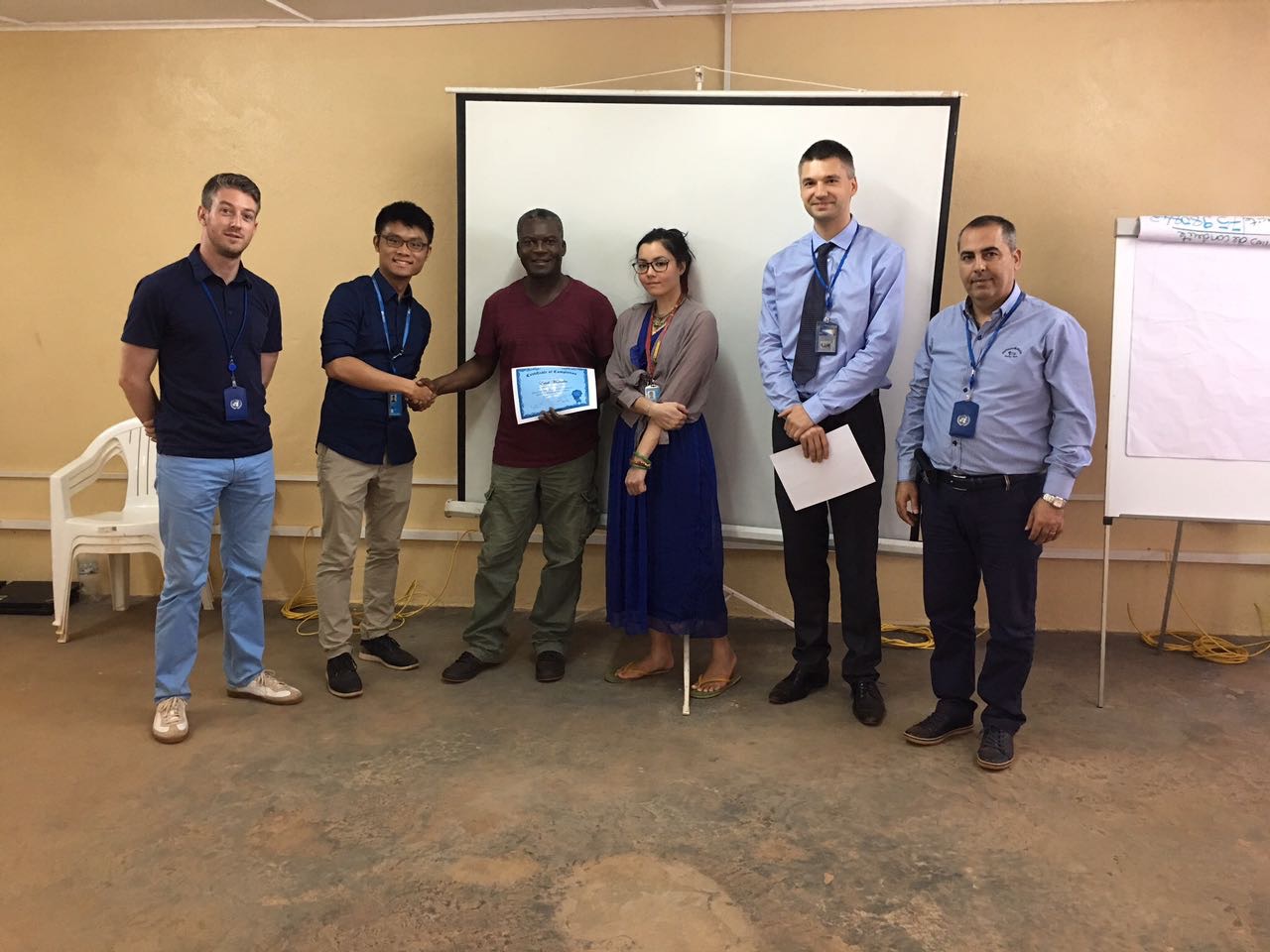 作者（左二）在中非共和國，協助維和部隊執行任務及提供教育訓練。