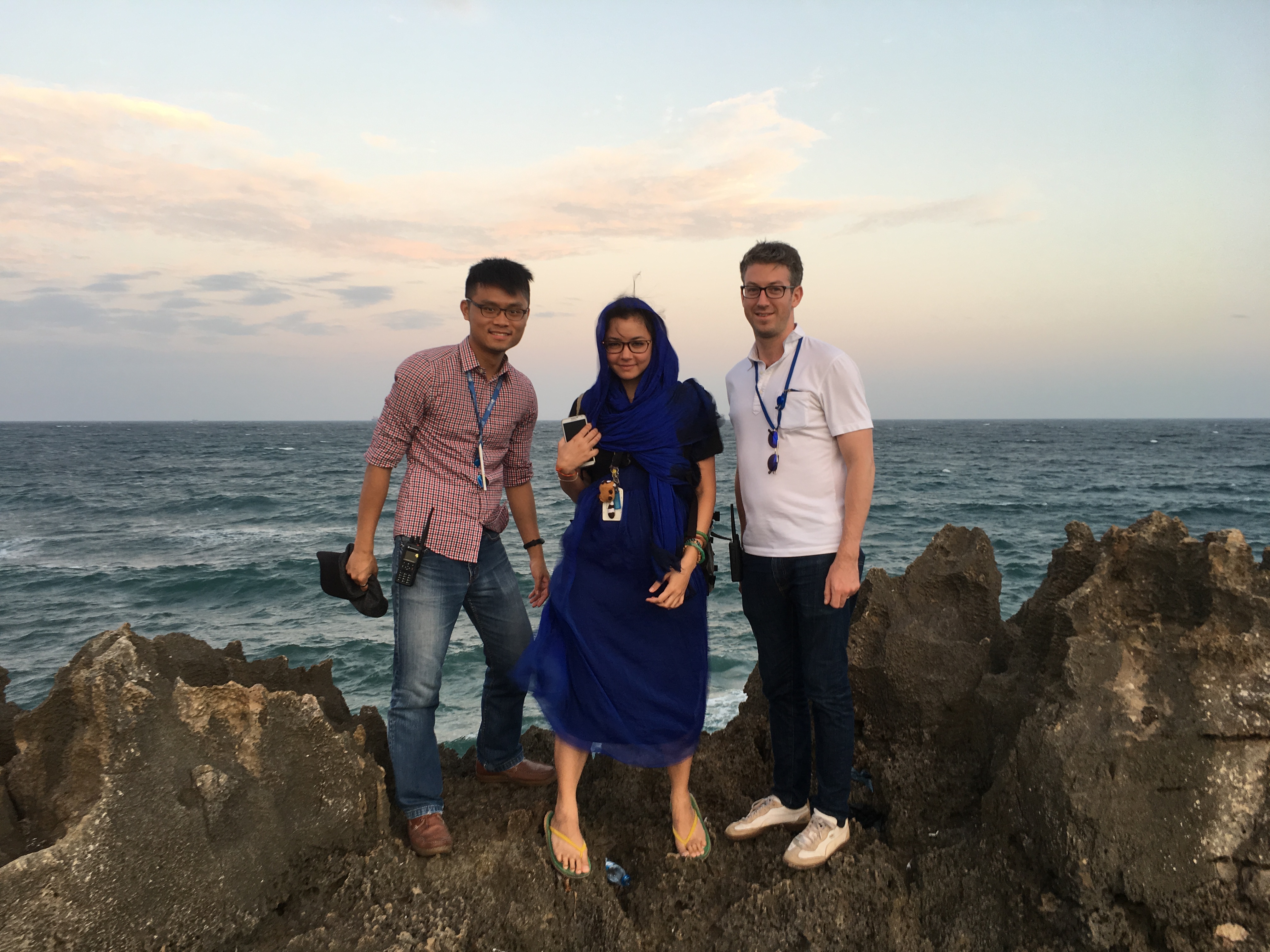 作者（ 左一）與同事出差至索馬利亞，背景為亞丁灣