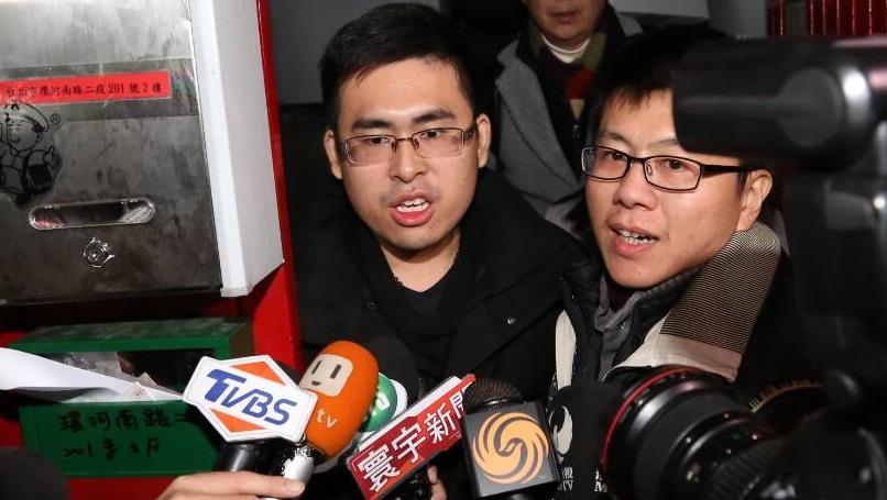 王炳忠19日一早被調查局人員帶走,讓他控訴有綠色政治迫害感覺。