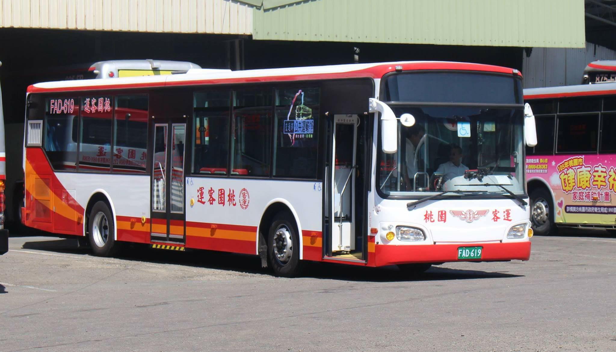 陳姓司機在桃園客運13年，今年3月因長期超時加班，於午休時間腦溢血倒臥停車場。（翻攝自我是中壢人臉書）