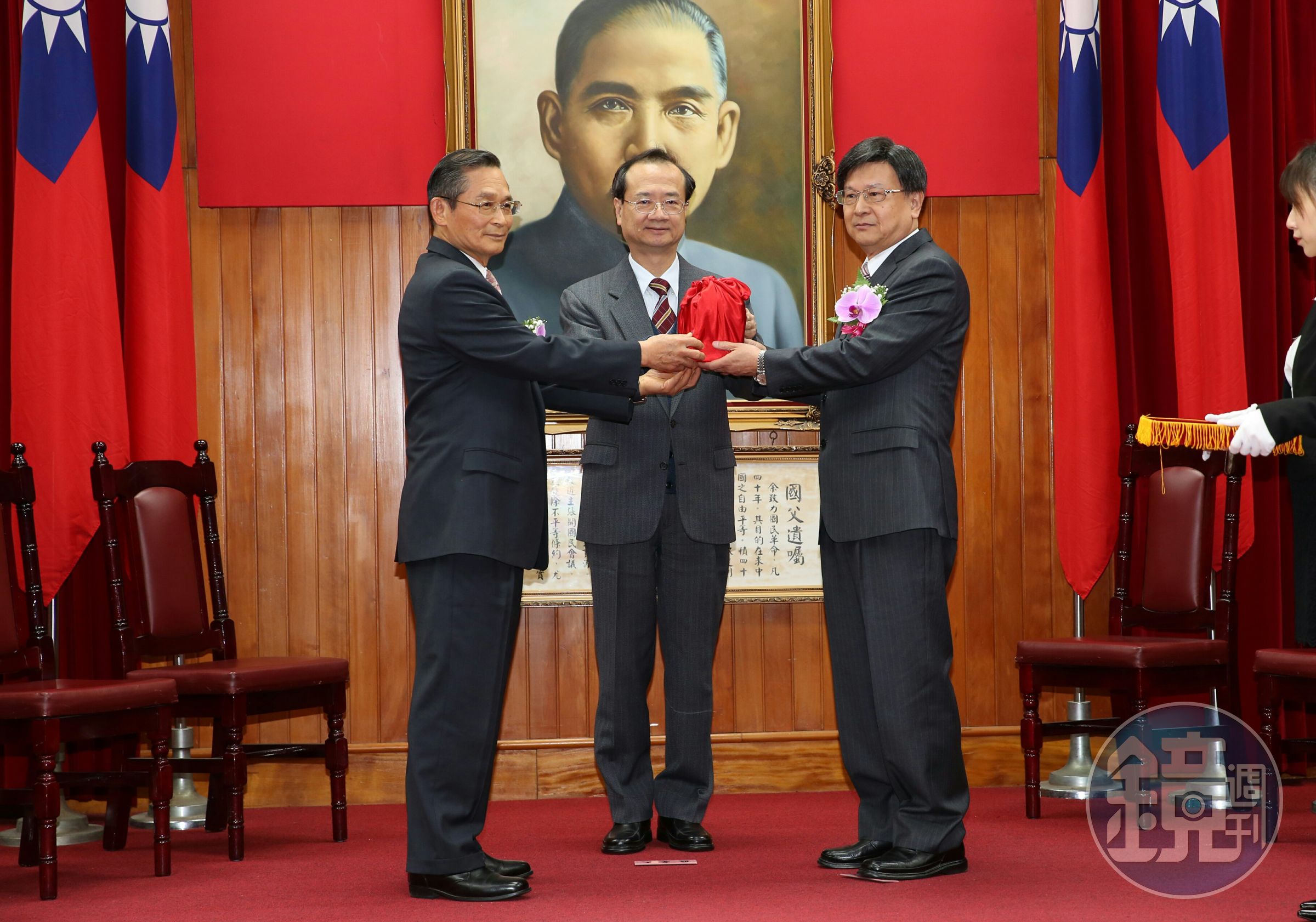 公務員懲戒委員會委員長林堭儀（左）退休，在司法院長許宗力監交下，由新任委員長石木欽（右）接下信印。