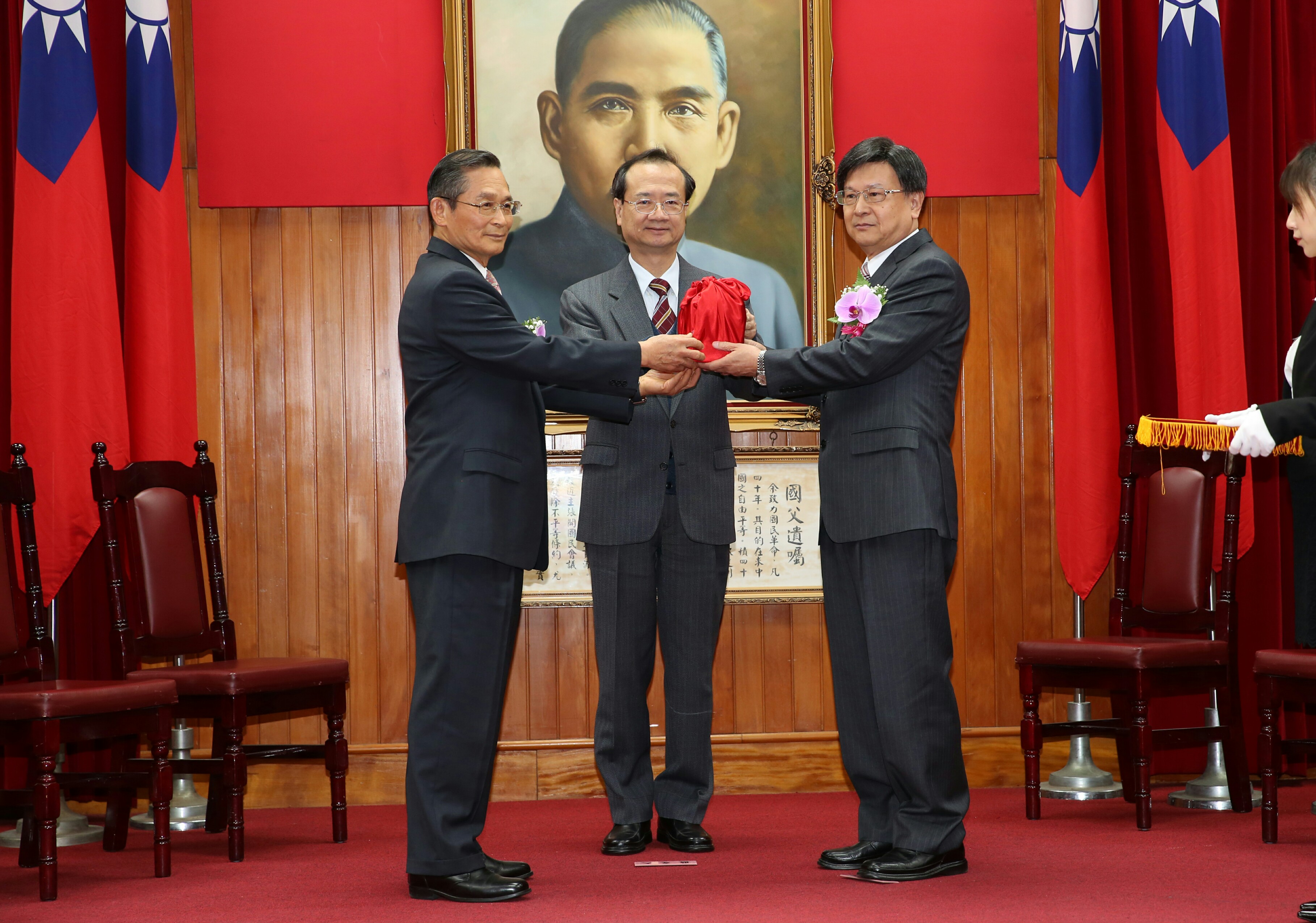 公務員懲戒委員會委員長林堭儀（左）退休，在司法院長許宗力監交下，由新任委員長石木欽（右）接下信印。