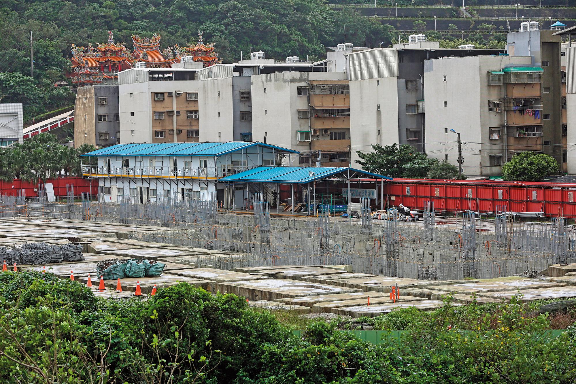 近看海生館建地,鋼筋裸露,一樓的部分完全沒進度,宛如大型爛尾樓。
