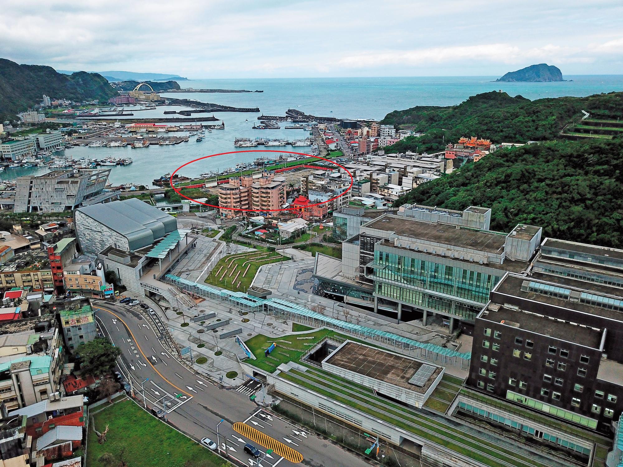 海生館(紅圈區)緊鄰八斗子漁港,原本寄望落成後可以帶來人潮,但6年過去仍是一片大工地。
