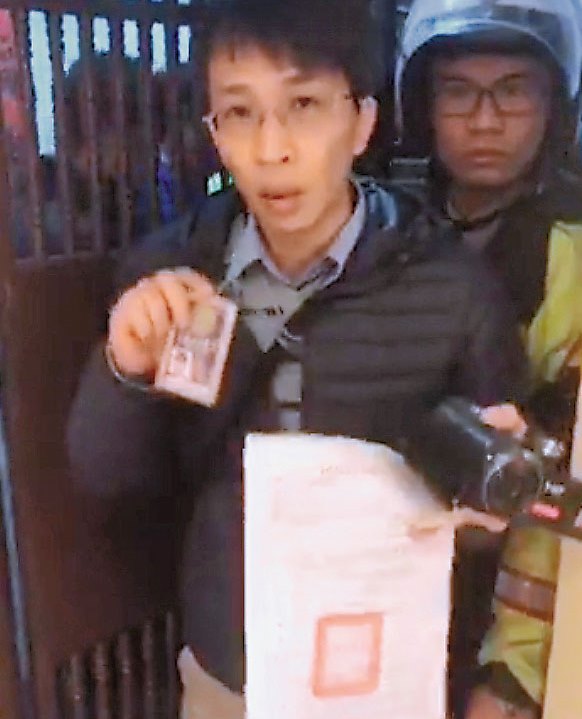 王炳忠19日一大早在臉書開直播住家遭搜索,並拍下幾位調查官及員警持法院搜索票上門畫面。(翻攝王炳忠臉書)
