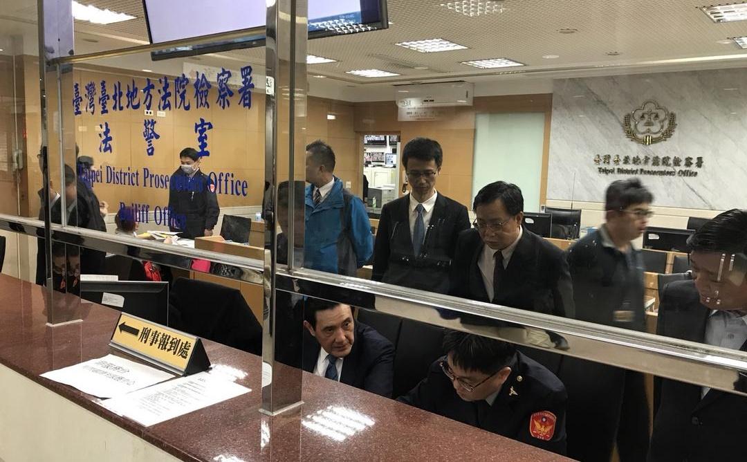 馬英九氣急敗壞地前往北檢告發檢方洩密,北檢也回應勿以民粹混淆焦點。(馬英九辦公室提供)