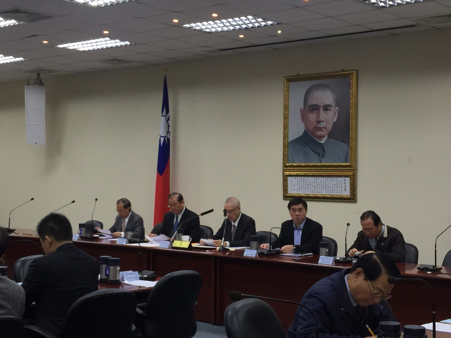 國民黨主席吳敦義今在中常會聲援新黨，要求檢調向人民說明相關案情，解釋不符比例原則的司法作為。