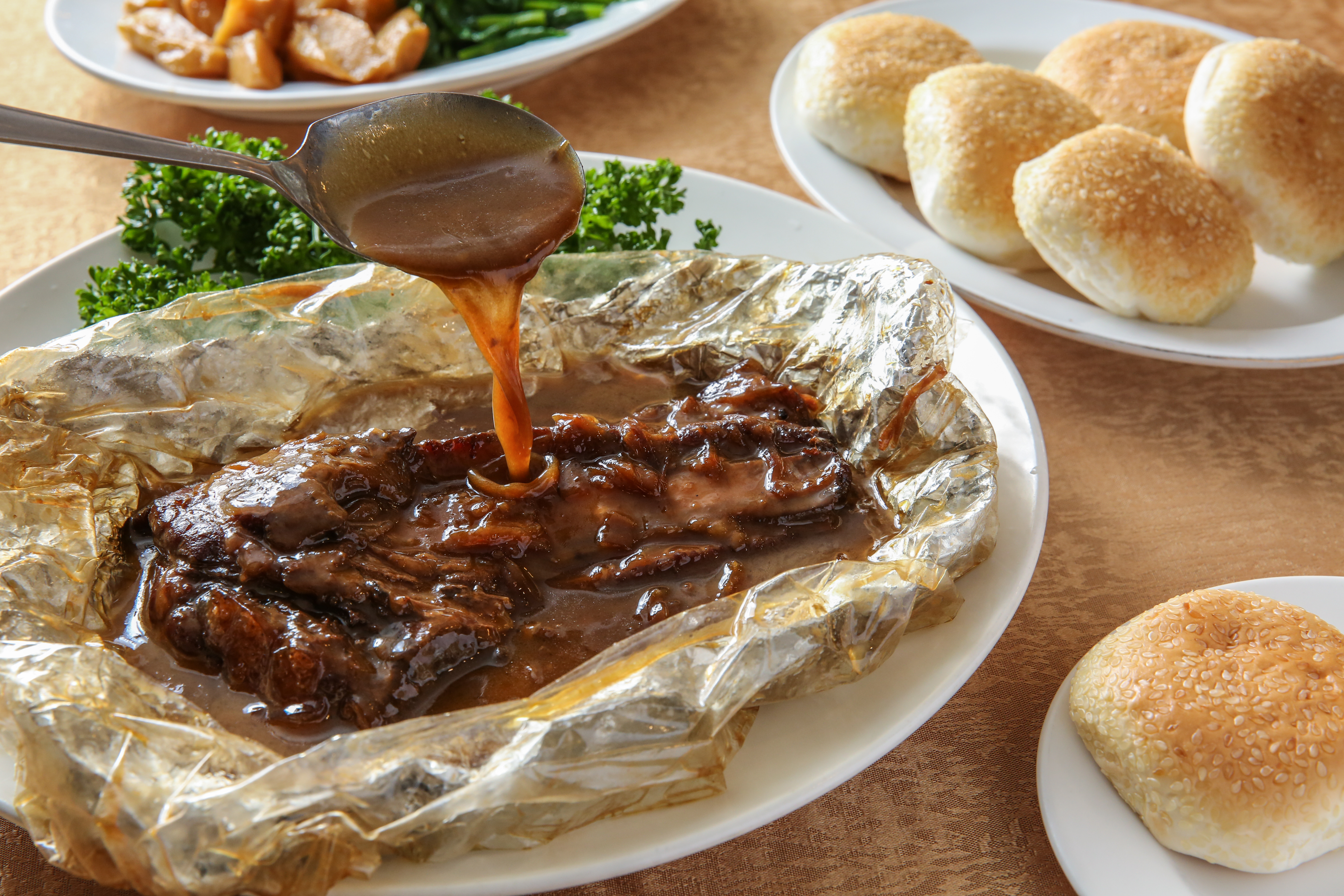 「烤排骨」費工費時，造就肉質酥爛、醬汁甘香的好味道。（500元／份）