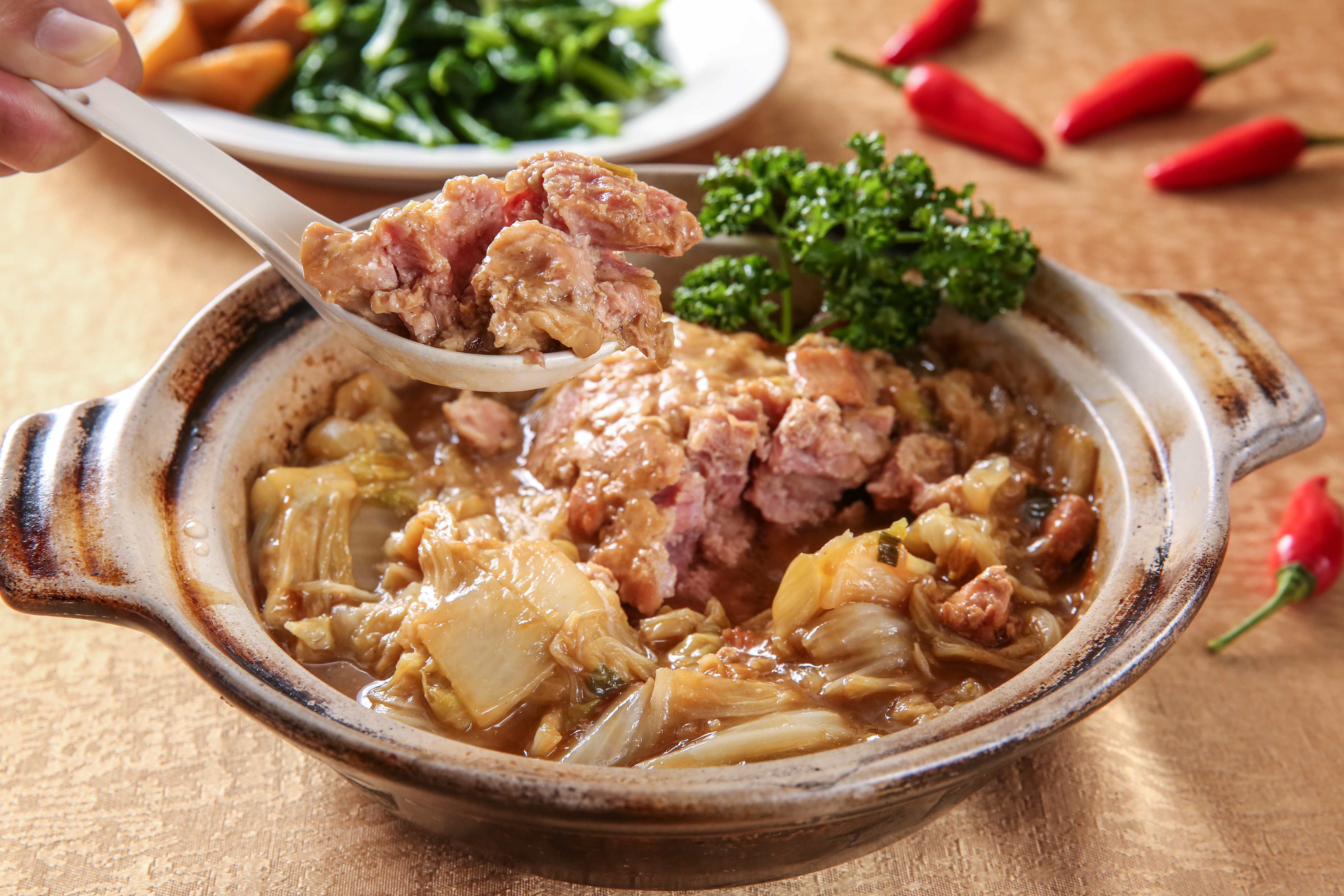「砂鍋蟹粉獅子頭」肉鮮燴入白菜裡，口口都吃得到肉丁質感。（200元／顆）