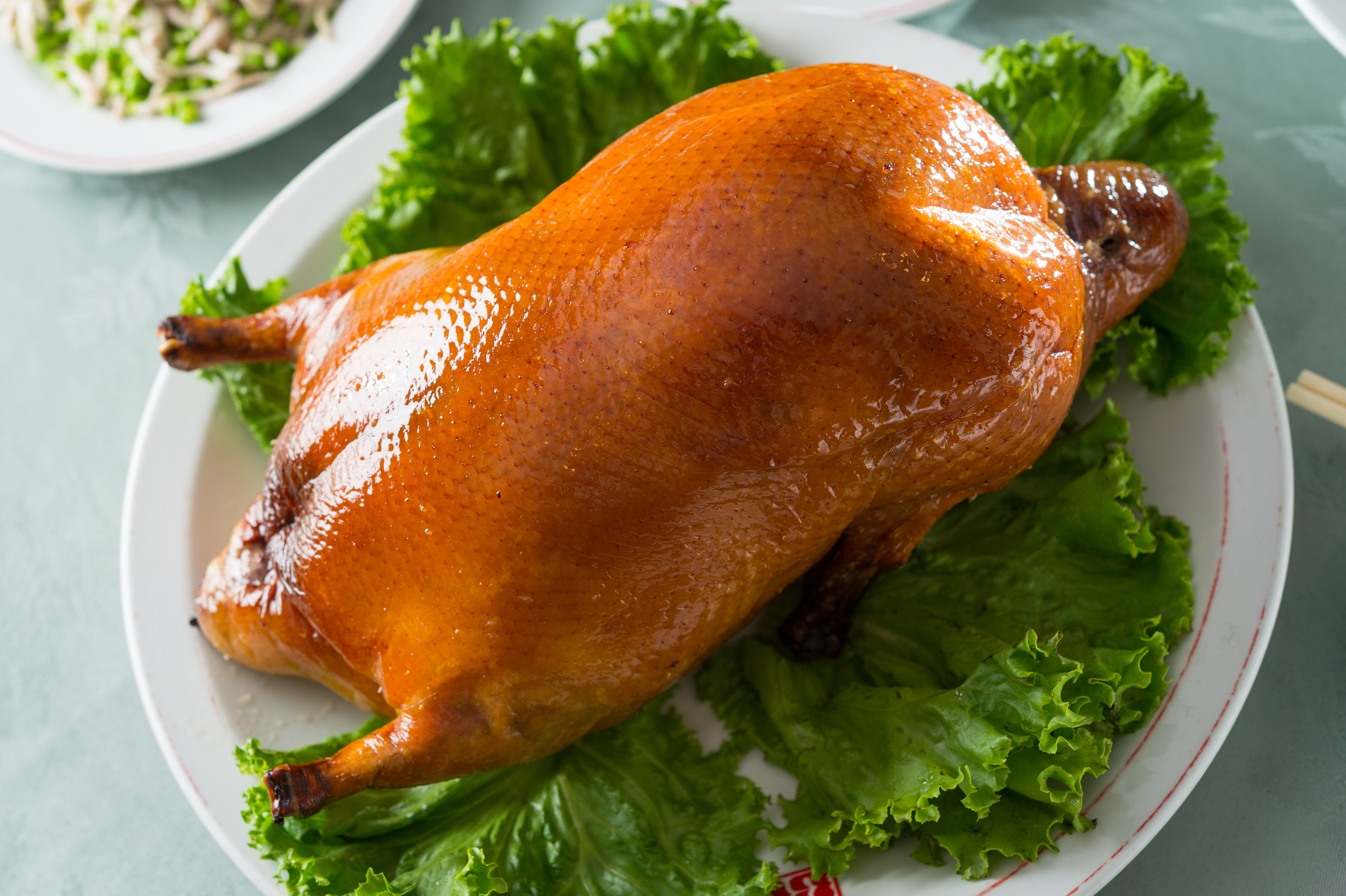 金黃澄燦的「烤鴨」，當作年末老派聚餐的鎮桌菜最霸氣。（1,200元／隻，另可加價升級2吃或3吃）