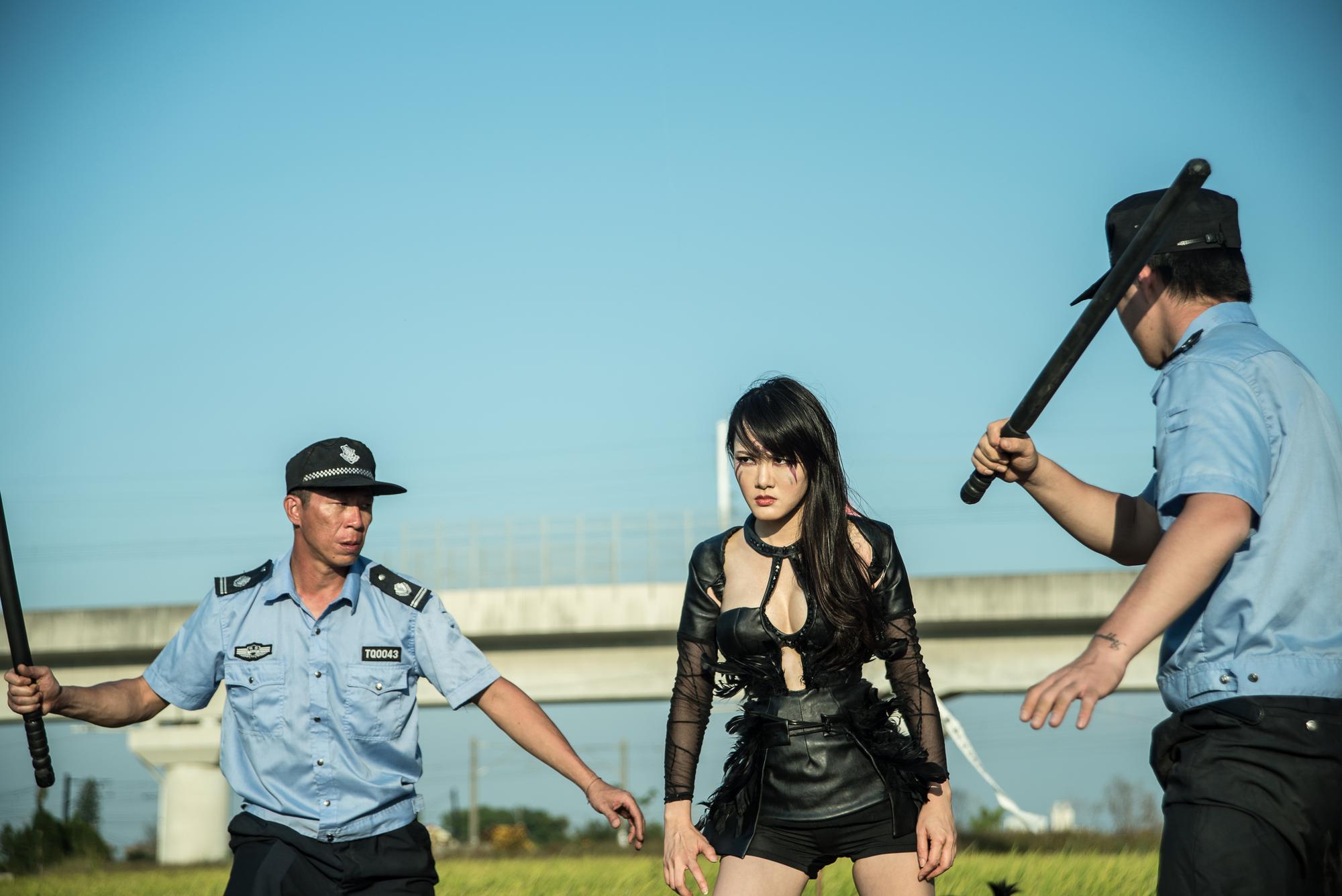 閃靈樂團的Doris（中）今年2月升格當媽，與Freddy生了個女兒，在花了3年才完成的《衝組》裡可以看見她的矯健身手。（醉夢俠提供）