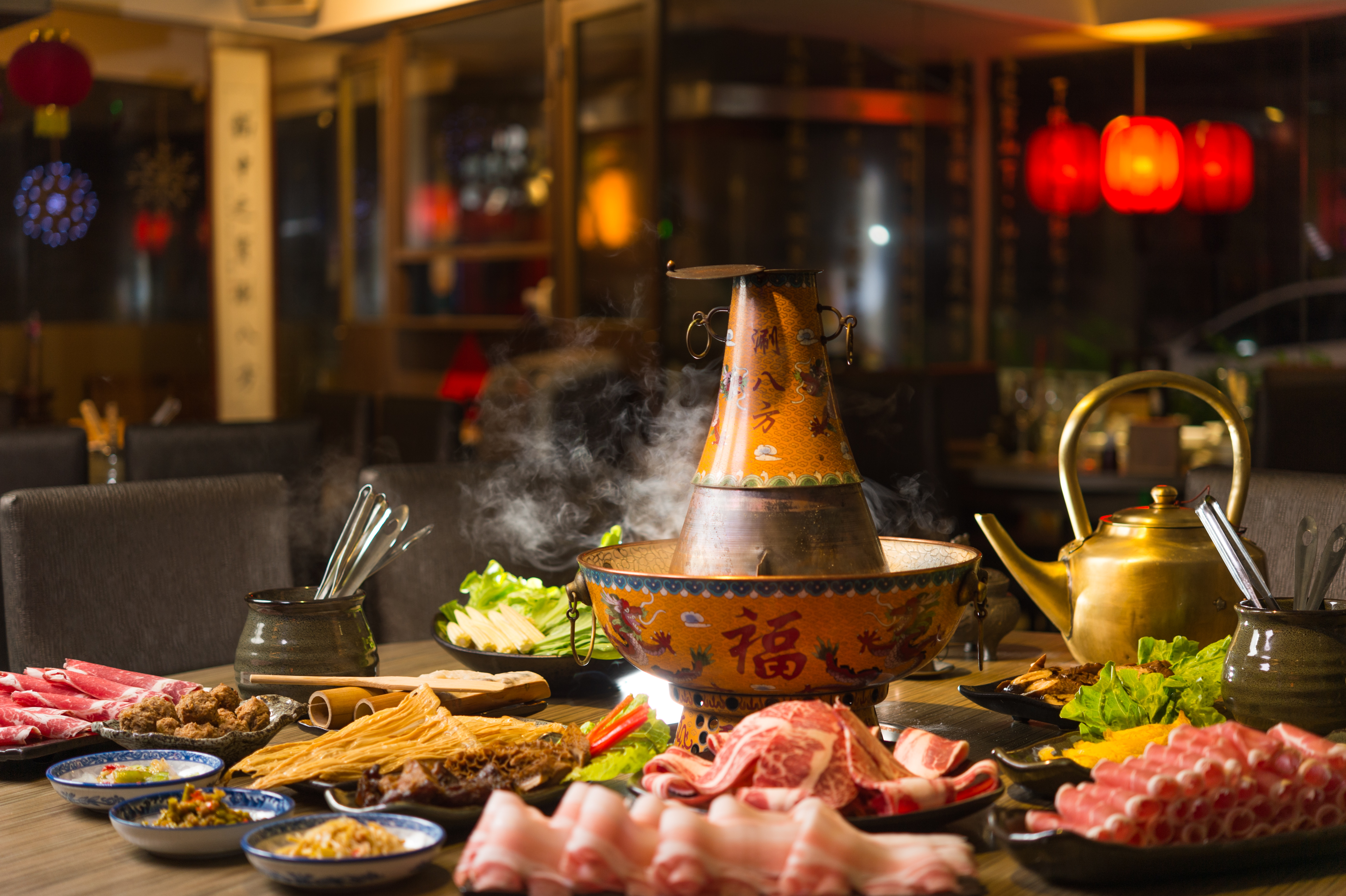 楊琴妮的「酸白菜鍋」用傳自父親的酸白菜鍋涮Prime等級牛肉，既傳統又精緻。（湯底50元／人）