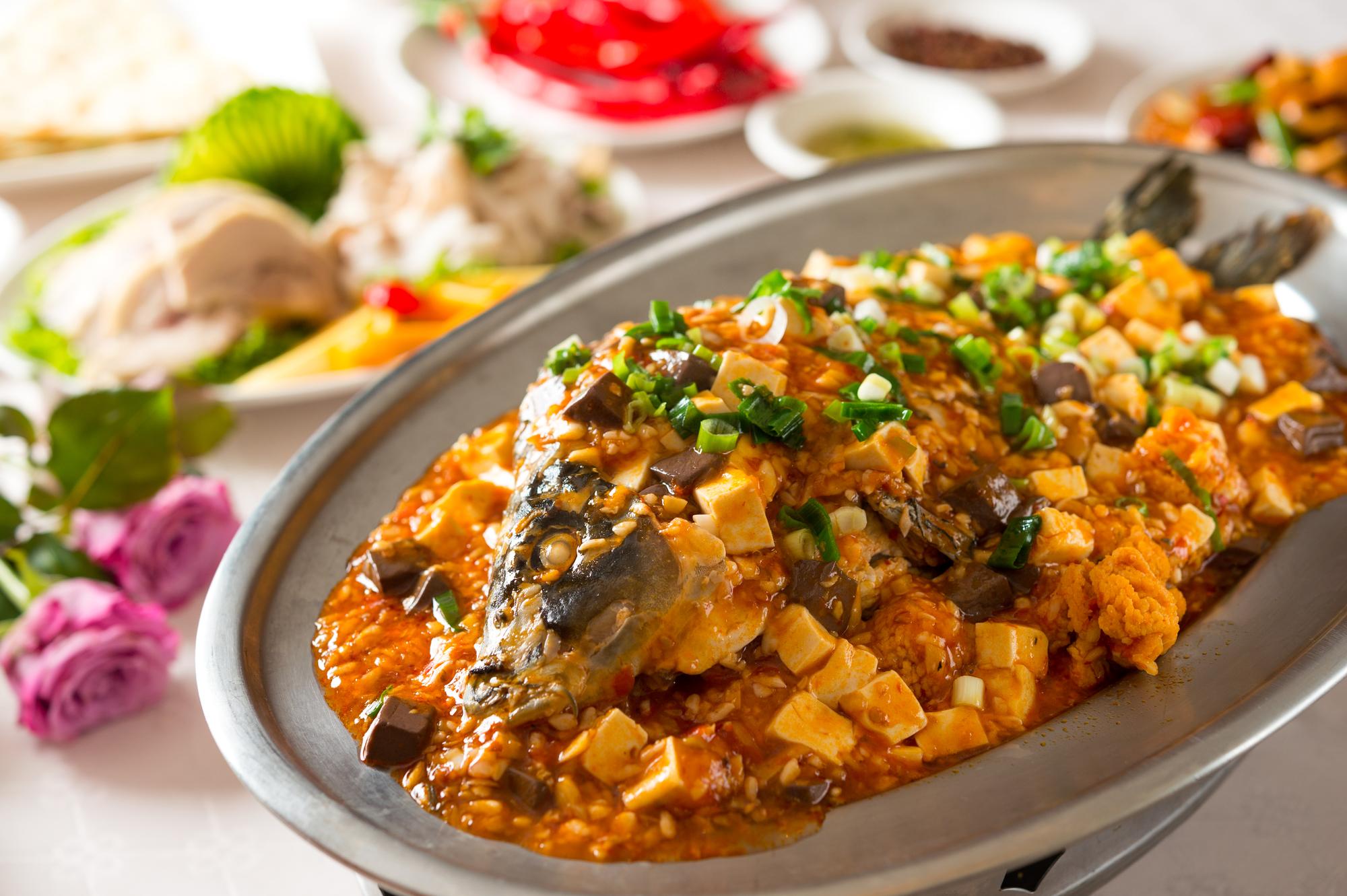 「豆瓣鯉魚」辣香過癮,運氣好的話還能吃到魚蛋。(640元/份,加紅白豆腐180元)