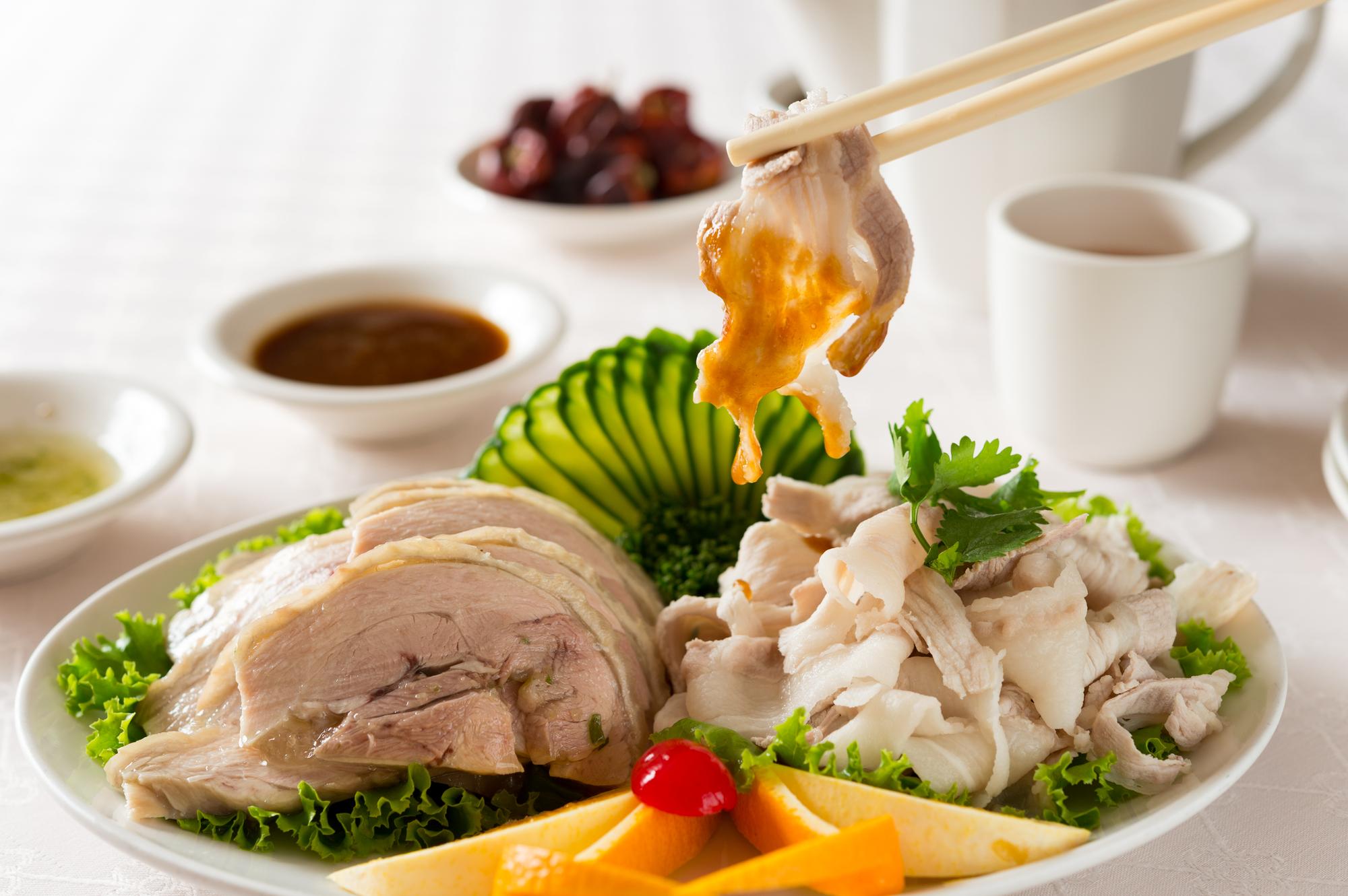 白切仿土雞腿搭配蒜泥白肉的「冷盤雙拼」,鮮甜嫩口,蘸蔥蒜醬吃很過癮。(420元/小份)