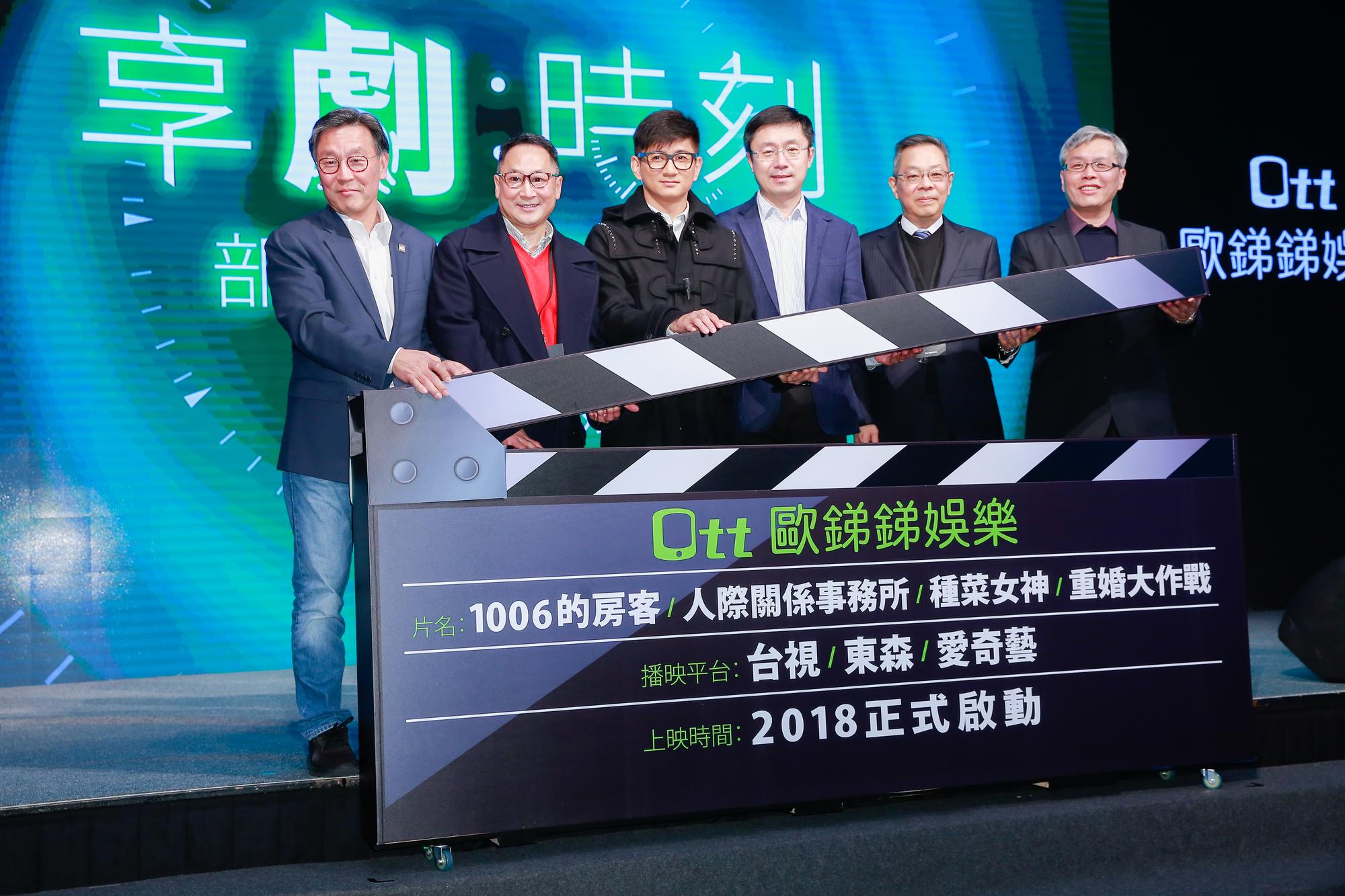 47歲吳奇隆(左三)難得回台,就為了支持台灣影視行業。