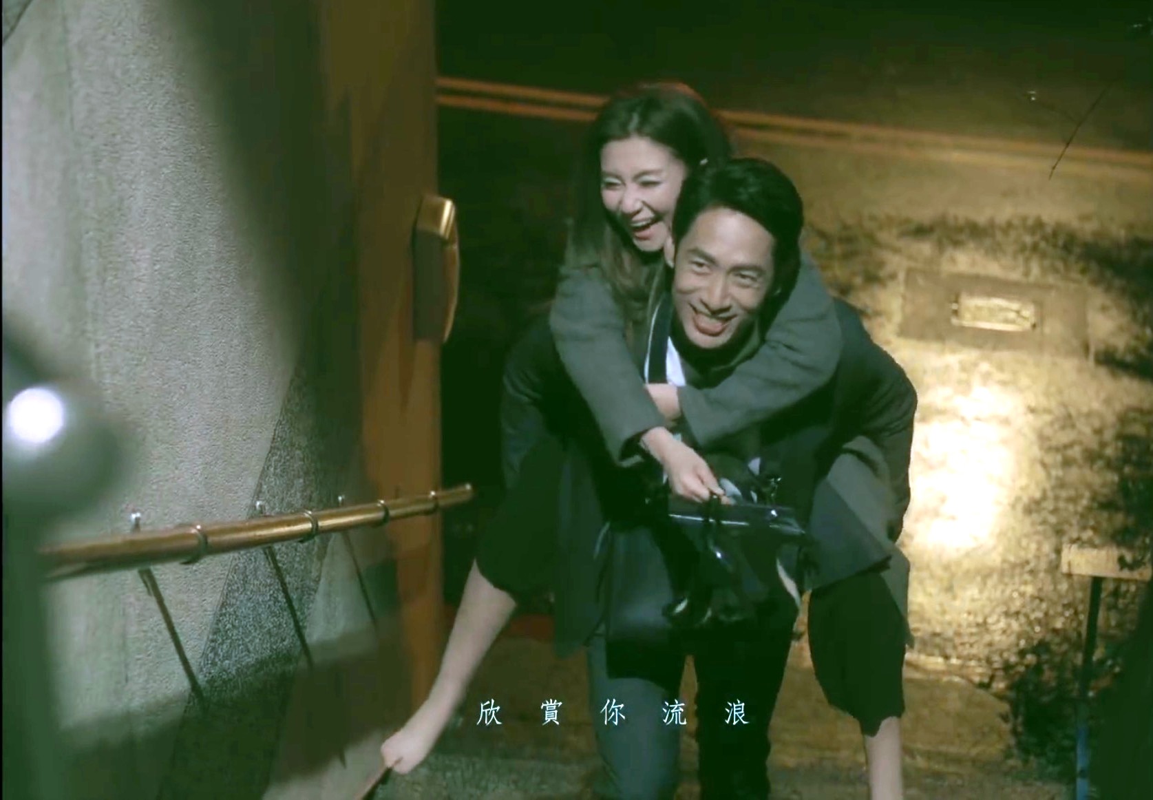 路斯明耍浪漫揹Selina爬樓梯，畫面唯美。（創意大提供）