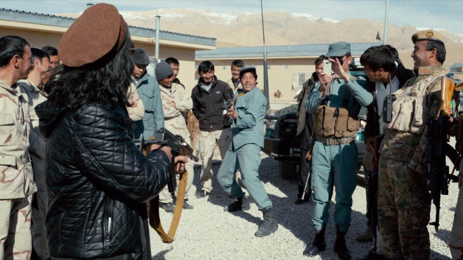 沙林珊辛常就地取材，出現在片中的都是真槍實彈。（安可電影提供）