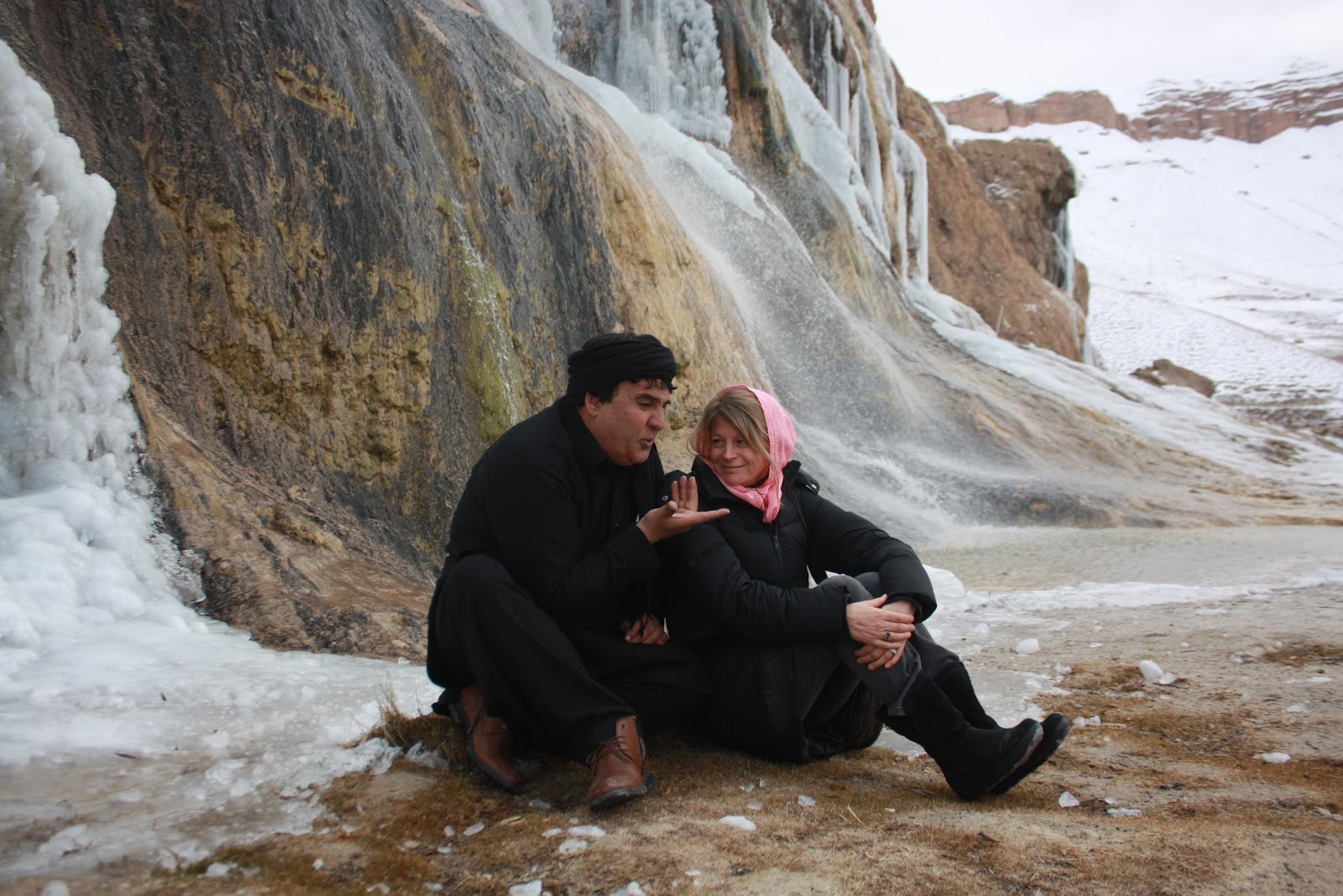 法國導演索妮雅珂蘭倫（右）拍攝的紀錄片《沒萊塢天王》，講述阿富汗電影奇人沙林珊辛的故事。（安可電影提供）