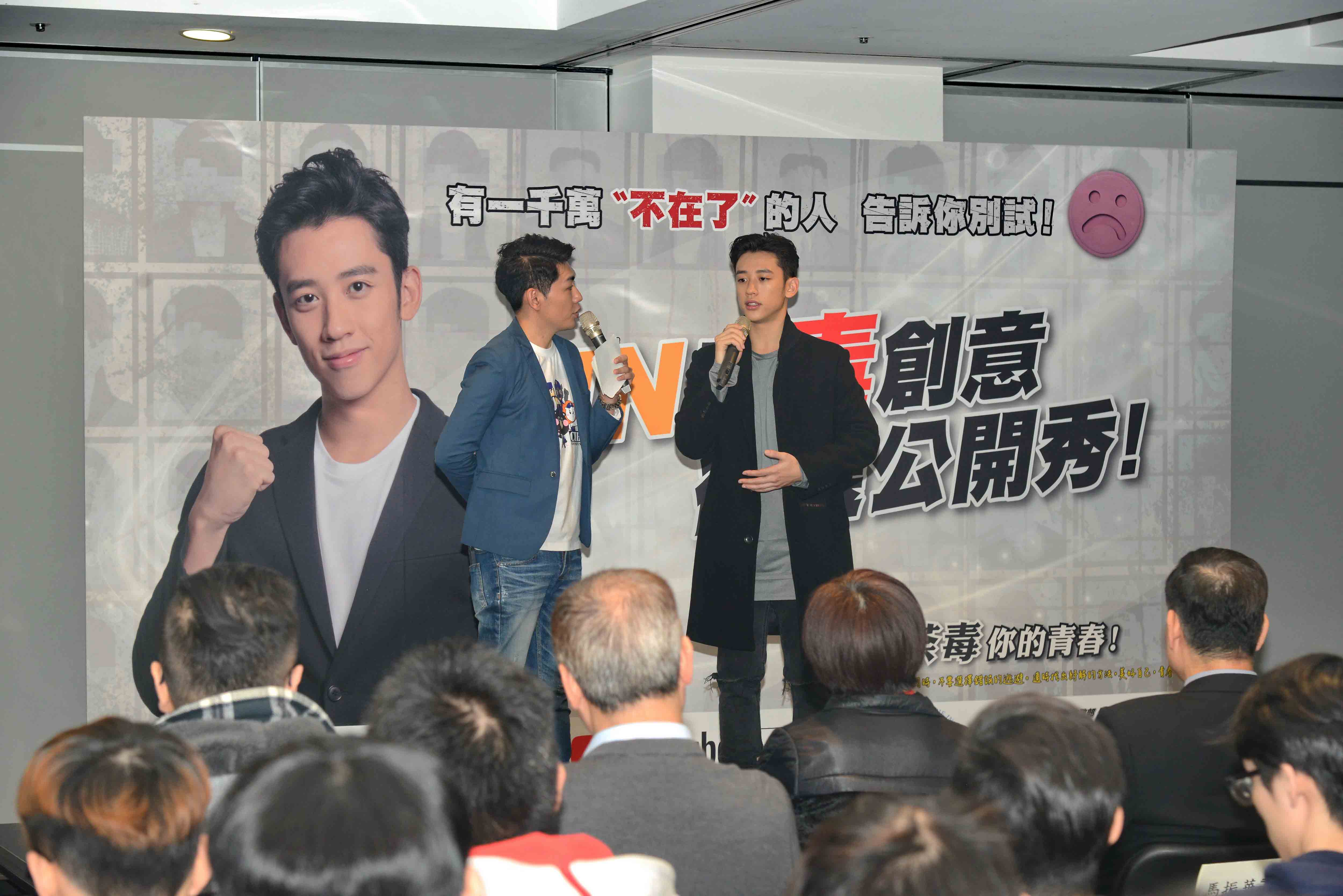 拍攝刑事局微電影的藝人陳慕到場宣傳,並開直播與觀眾互動。(刑事局提供)