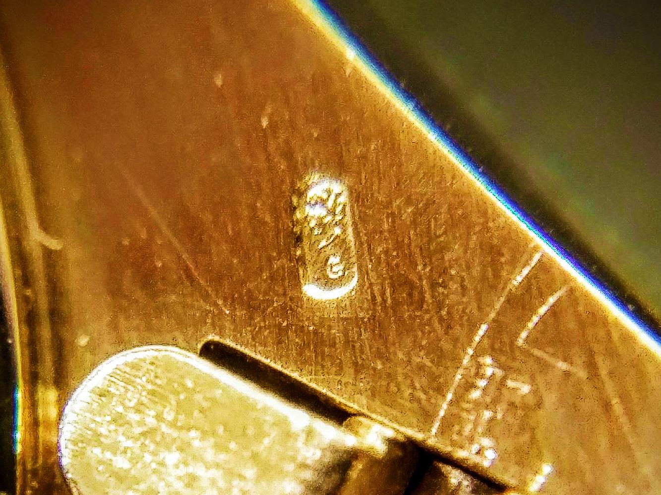 錶耳內側之K金印記俗稱「花」,依腕錶生產年代可分為1~4朵花,是辨別原裝錶殼之重要依據,但絕非驗錶萬靈丹。早年曾有不肖商人將原裝錶殼上的K金印記利用特殊工法完整取下,鎔鑄到非原廠錶殼上,高超的手法令人跌破眼鏡,此舉即是所謂的「種花」。