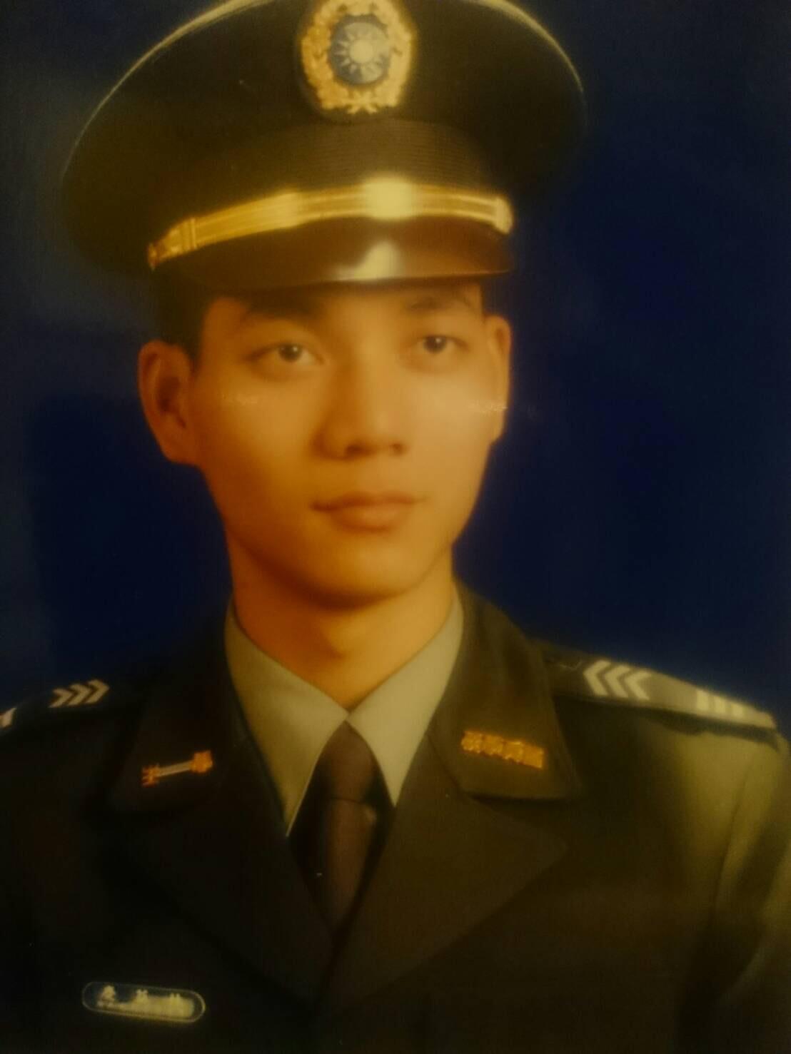 林益慶身高190公分,憲兵學校畢業即展開約14年的軍旅生涯。