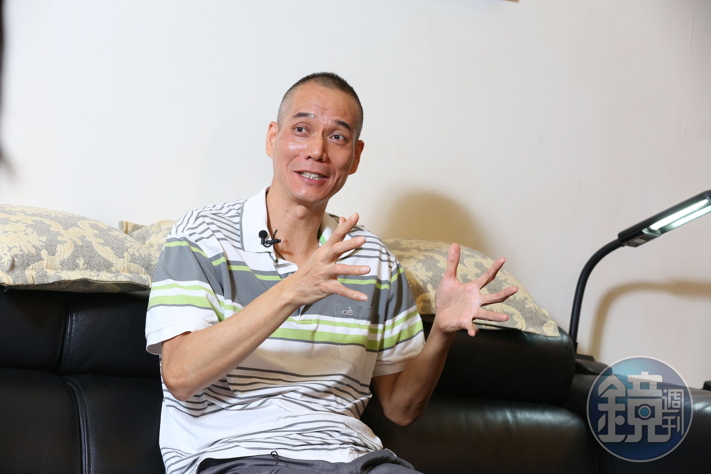 在沙發上侃侃而談，林益慶強調，有穩定工作讓他投資不害怕。