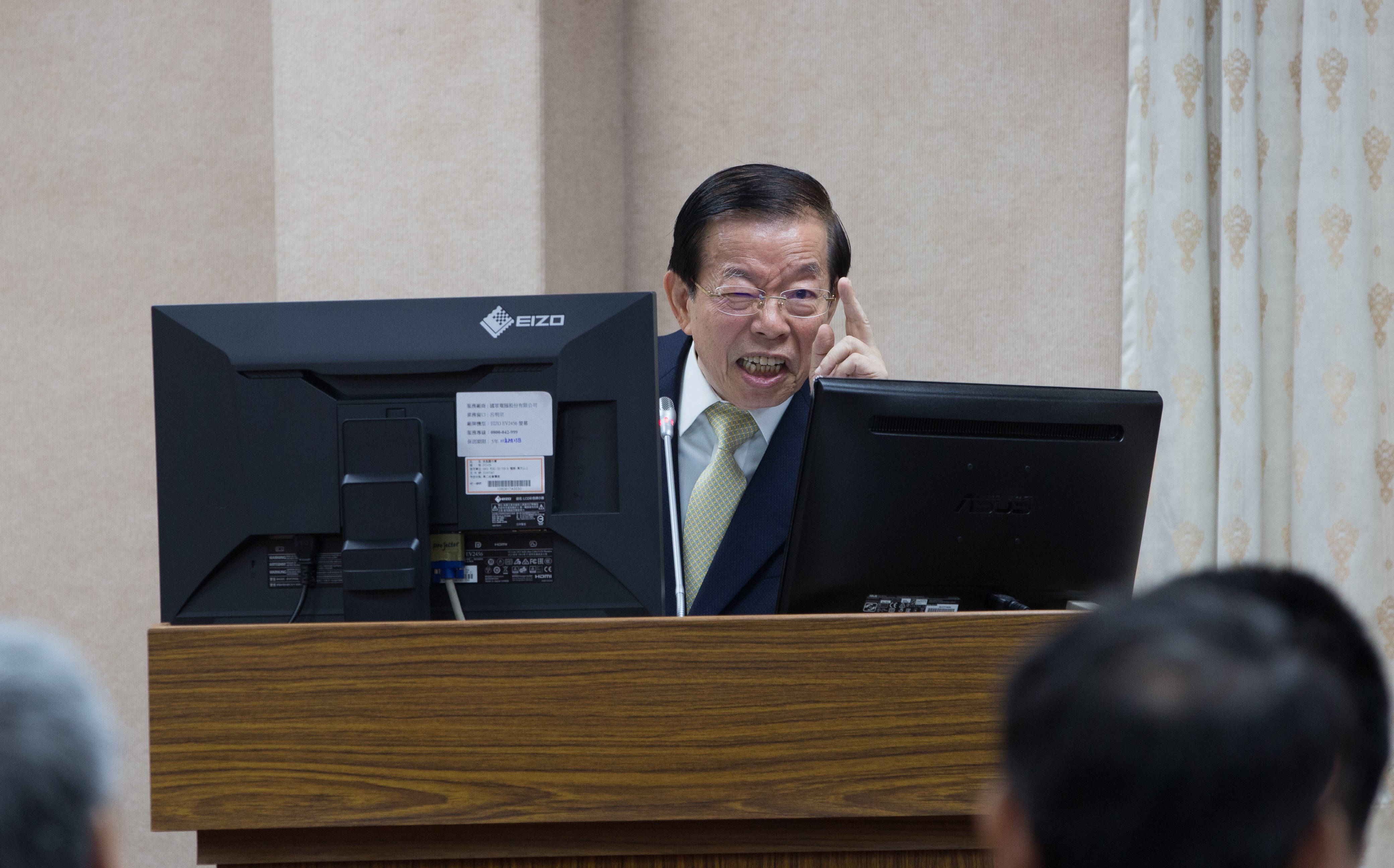 駐日大使謝長廷認為執政黨應堅持做對的事,不要搖擺不定。