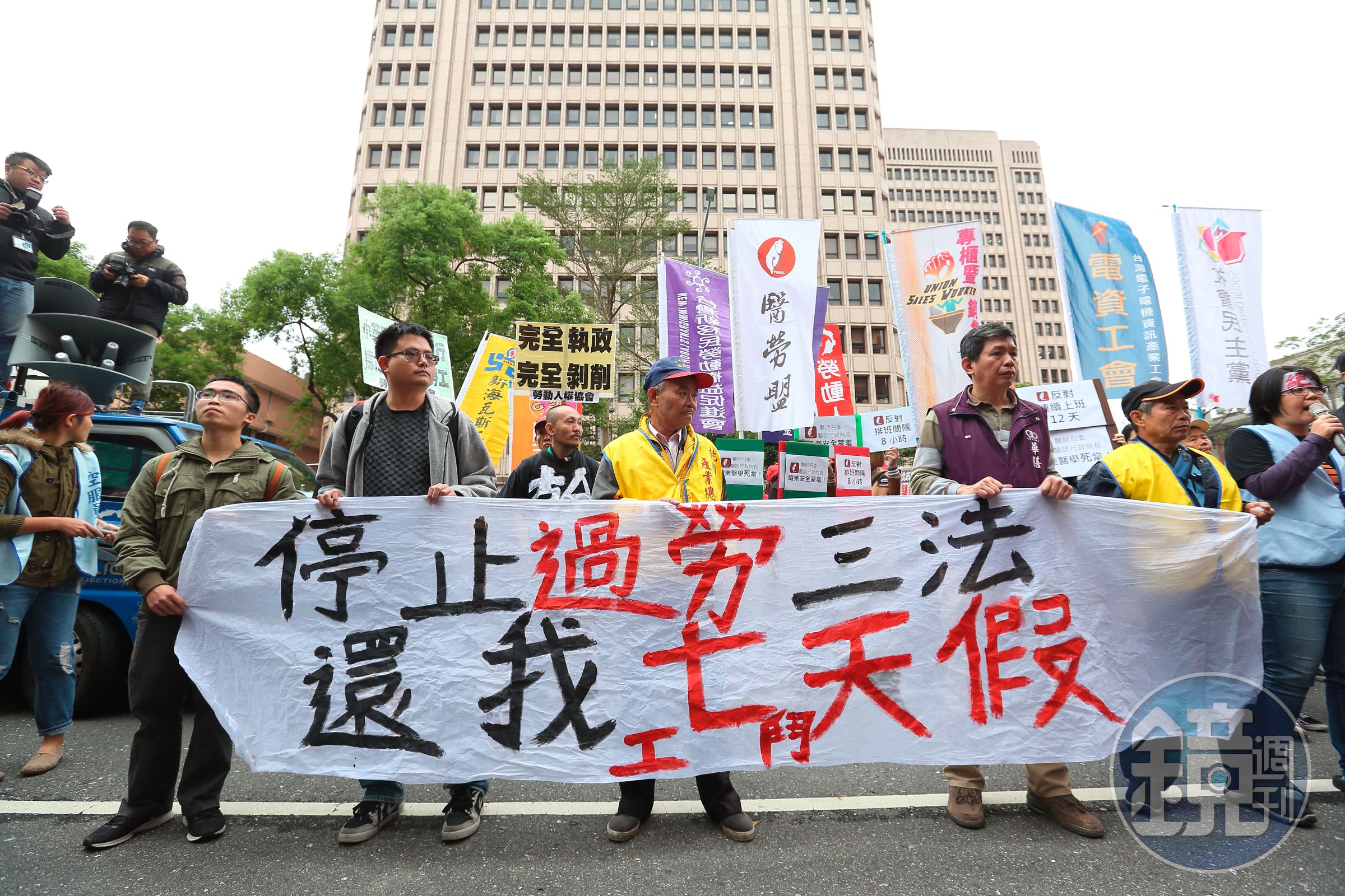 謝長廷認為，反對修《勞基法》的網路聲浪很大，但是實際在街頭抗議的人數卻完全不成比例。