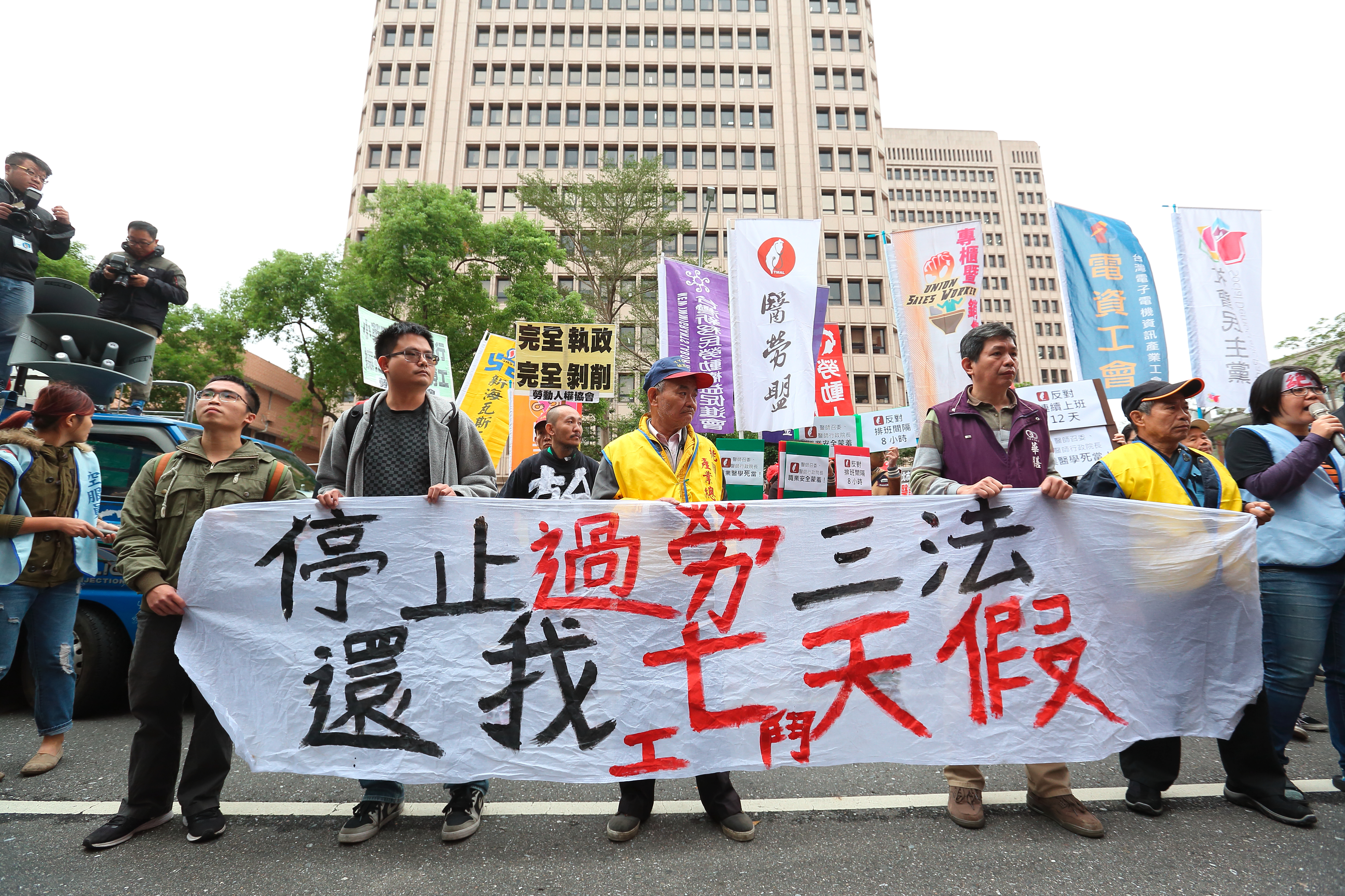 謝長廷認為，反對修《勞基法》的網路聲浪很大，但是實際在街頭抗議的人數卻完全不成比例。