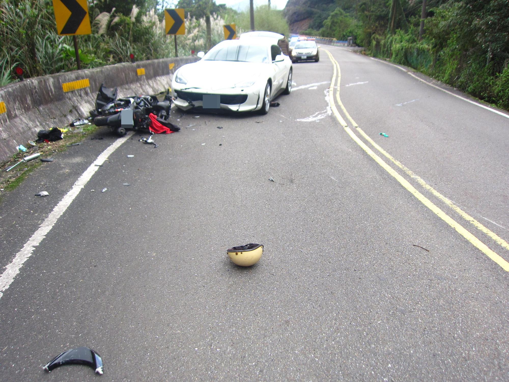 蔡姓機車騎士疑似自摔，撞上郭永福駕駛的超跑後身亡，現場血跡斑斑。（警方提供）