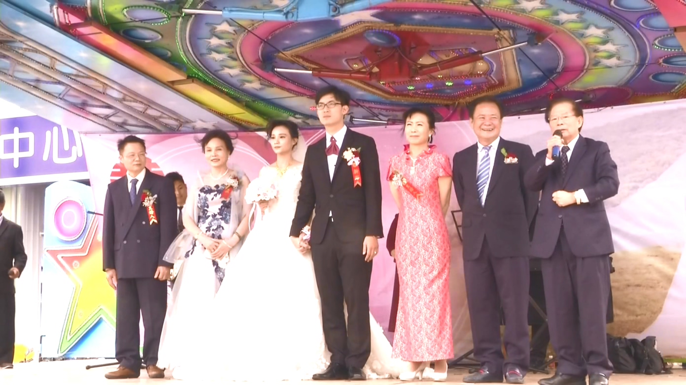 屏東縣議員張榮志（右2）為兒子結婚辦流水席。（翻攝畫面）