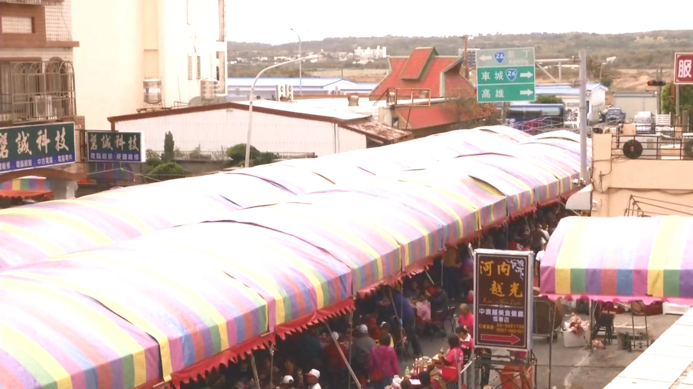 460桌的盛大場面堵住附近交通。（翻攝畫面）