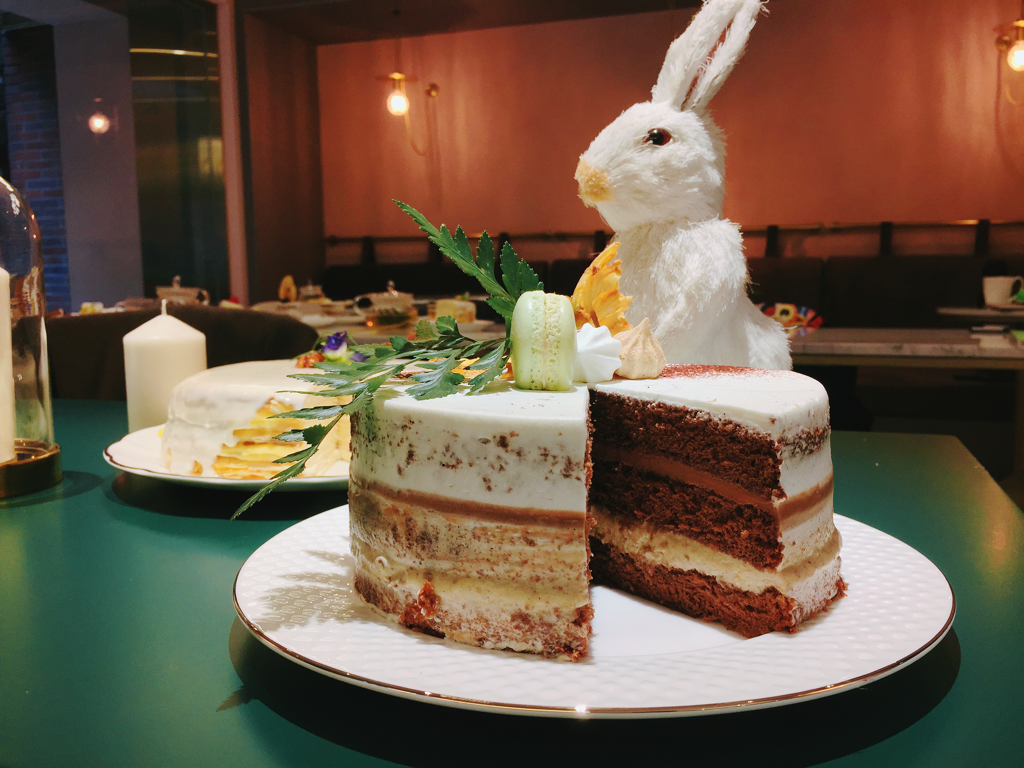 「姆桐香蕉巧克力裸蛋糕」香蕉奶油餡濃郁，入口鬆綿軟，是我最喜歡的口味。（1,350元／7吋）