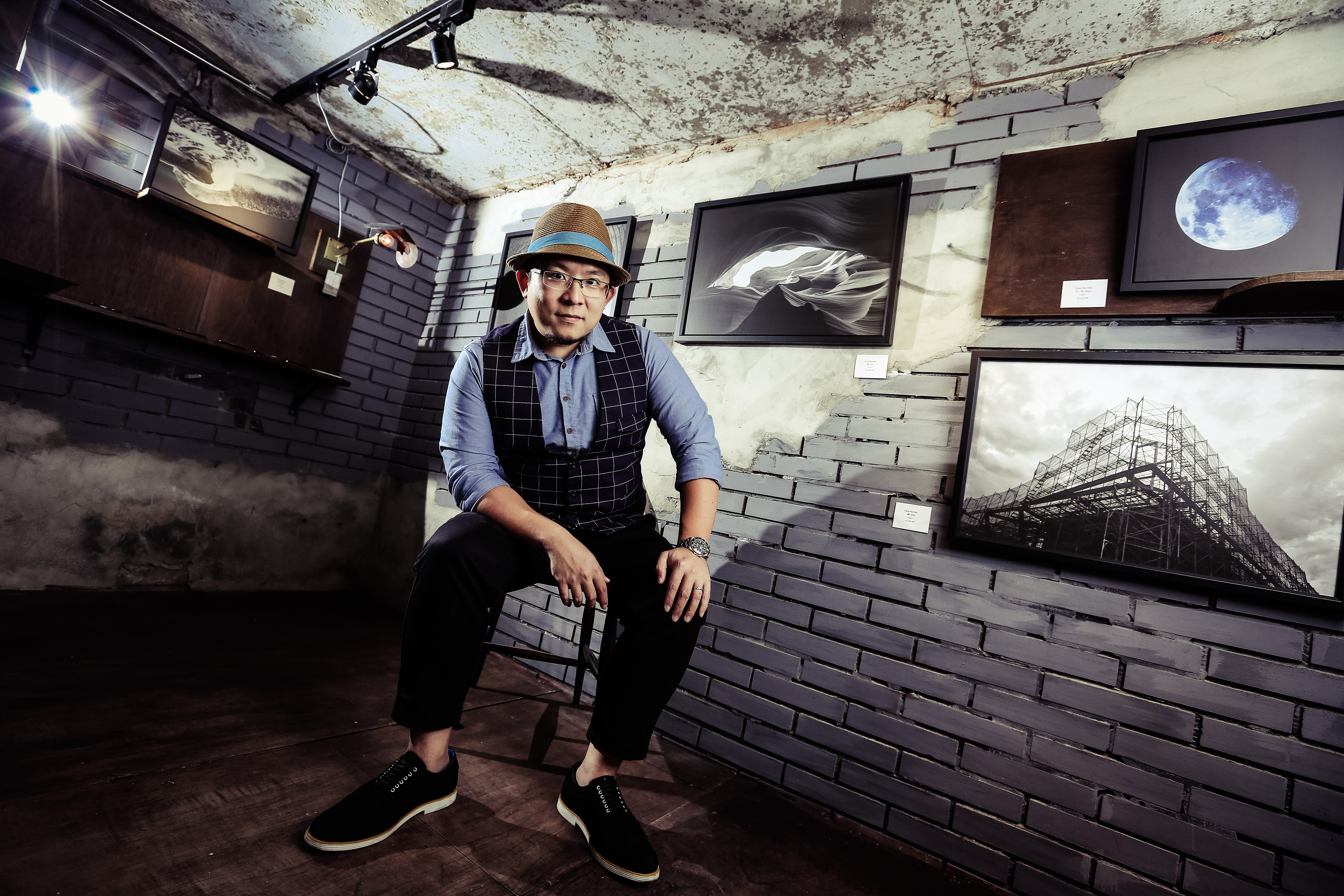 蘇打綠小威不拿鼓棒、拿起相機記錄在世界各地拍下的動人景緻，有些是巧奪天工的自然景致、有些可能只是建構中的建築物，但在他的眼中都有不同的感觸。