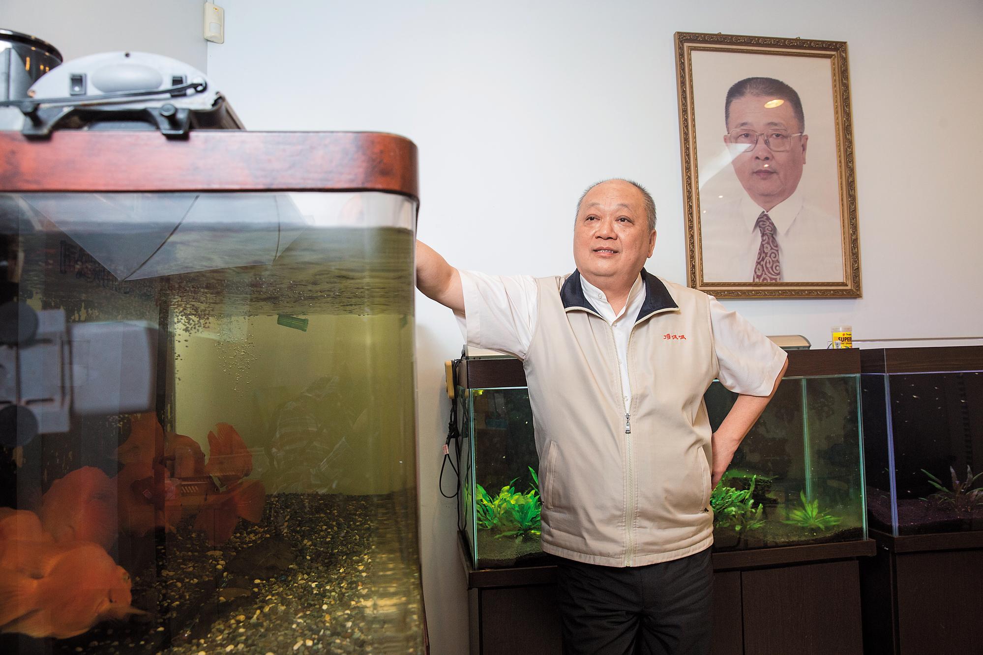 史洪法把董事長職位永遠留給父親，他也提供清理魚缸基金，補貼手頭不寬裕的員工。