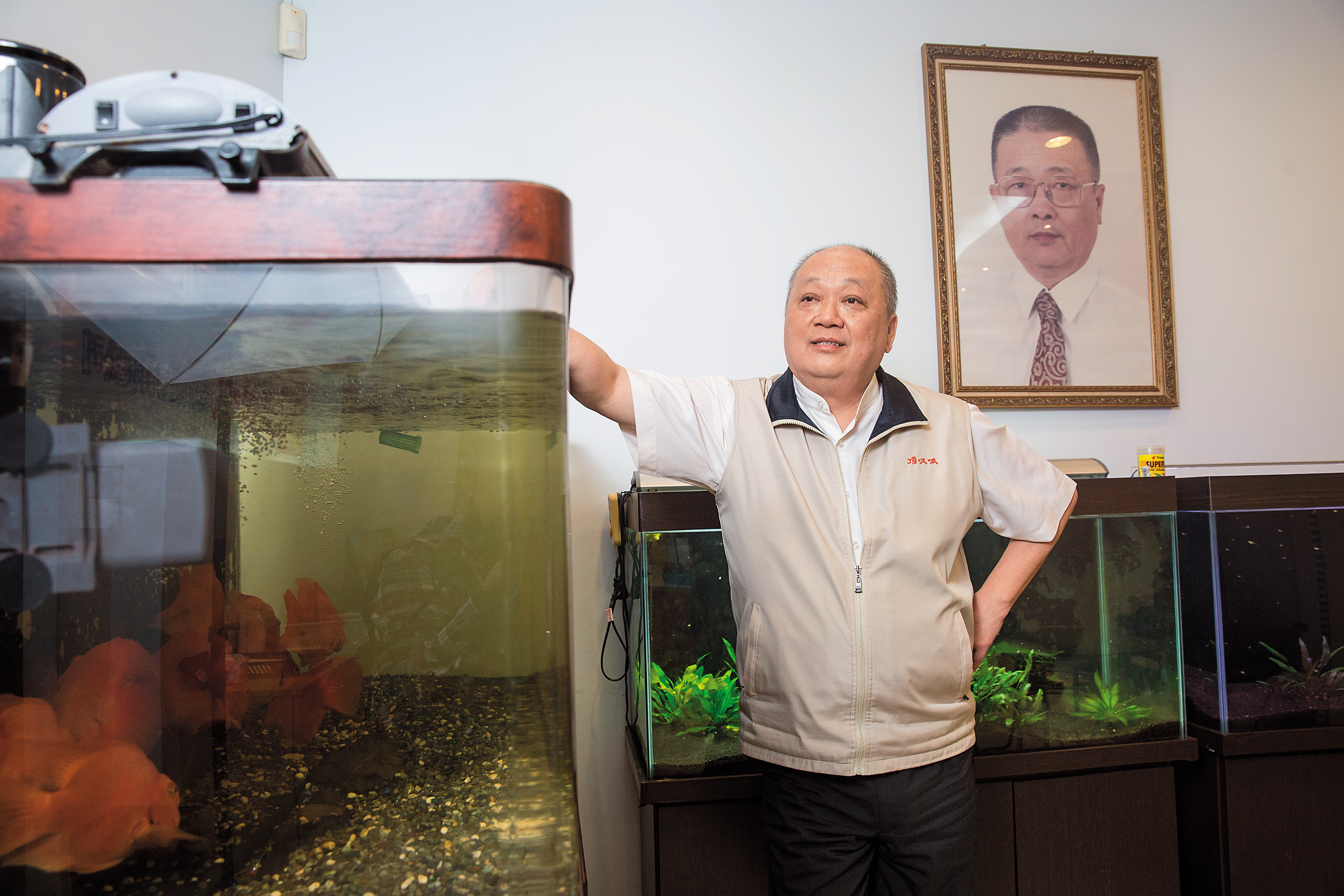 史洪法把董事長職位永遠留給父親，他也提供清理魚缸基金，補貼手頭不寬裕的員工。