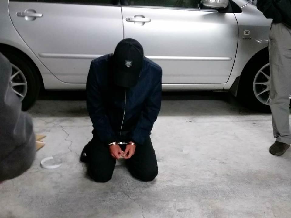 許嫌為錢財殺害鄰居，重回現場時腿軟下跪。（翻攝畫面）
