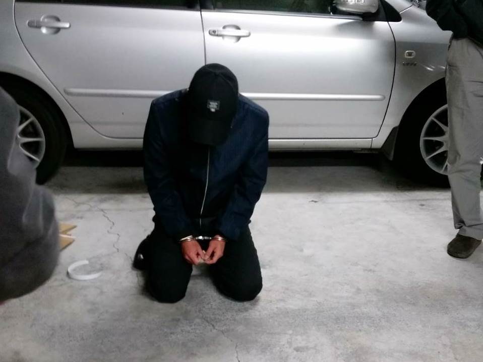 許嫌為錢財殺害鄰居，重回現場時腿軟下跪。（翻攝畫面）