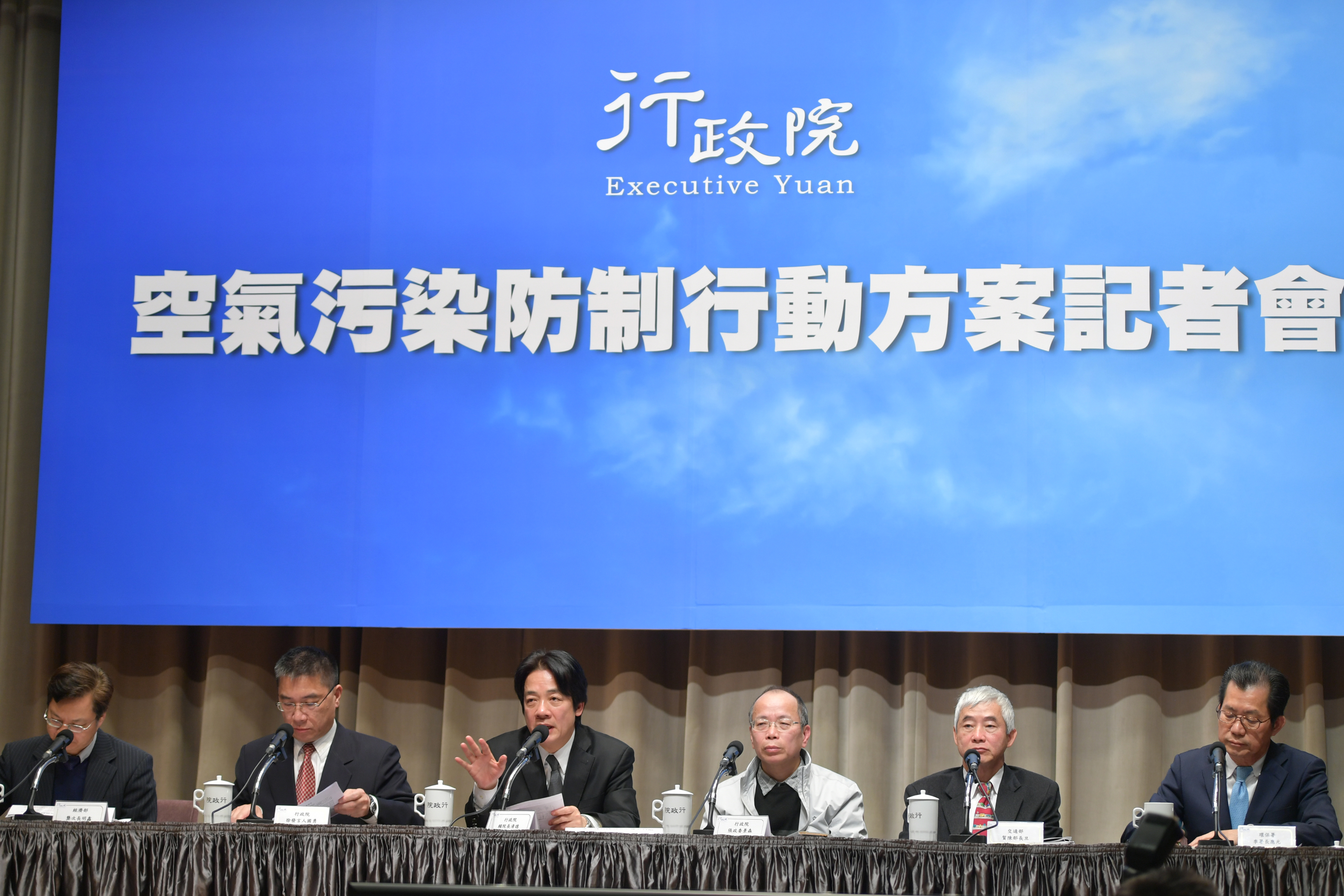 賴揆親自宣布,2035新售機車全面電動化、2040新售汽車全面電動化。(行政院提供)