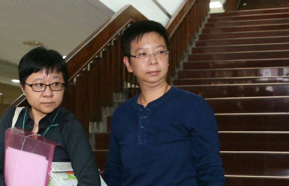 薇薇安生前經紀人Nemo（右）向台北地院控告薇薇安的父母要求分配遺產972萬餘元，先撤告將改打家事官司。