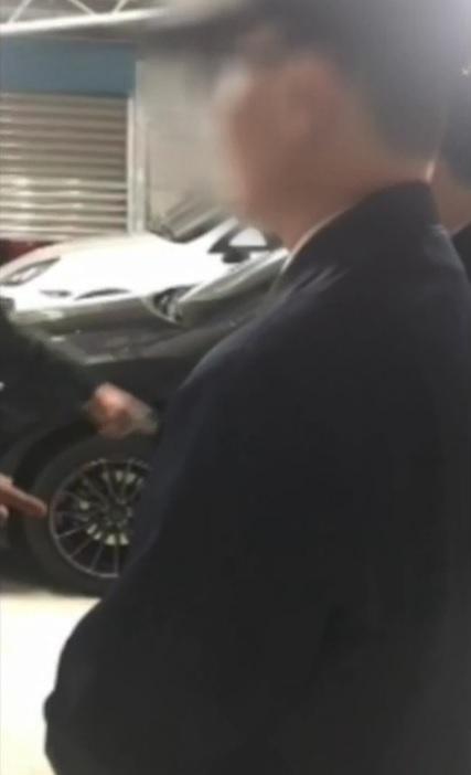 許嫌在案發現場才坦承犯行，落網時身上還穿著司機制服。