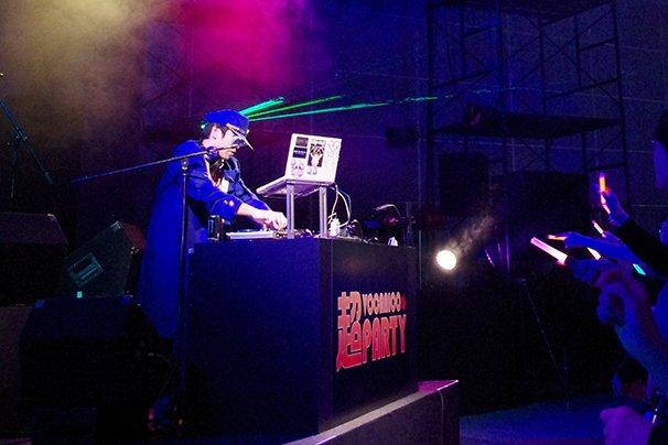 DJ Caesar 在 Niconico!超會議表演畫面。（圖／ KAI-YOU.net ）